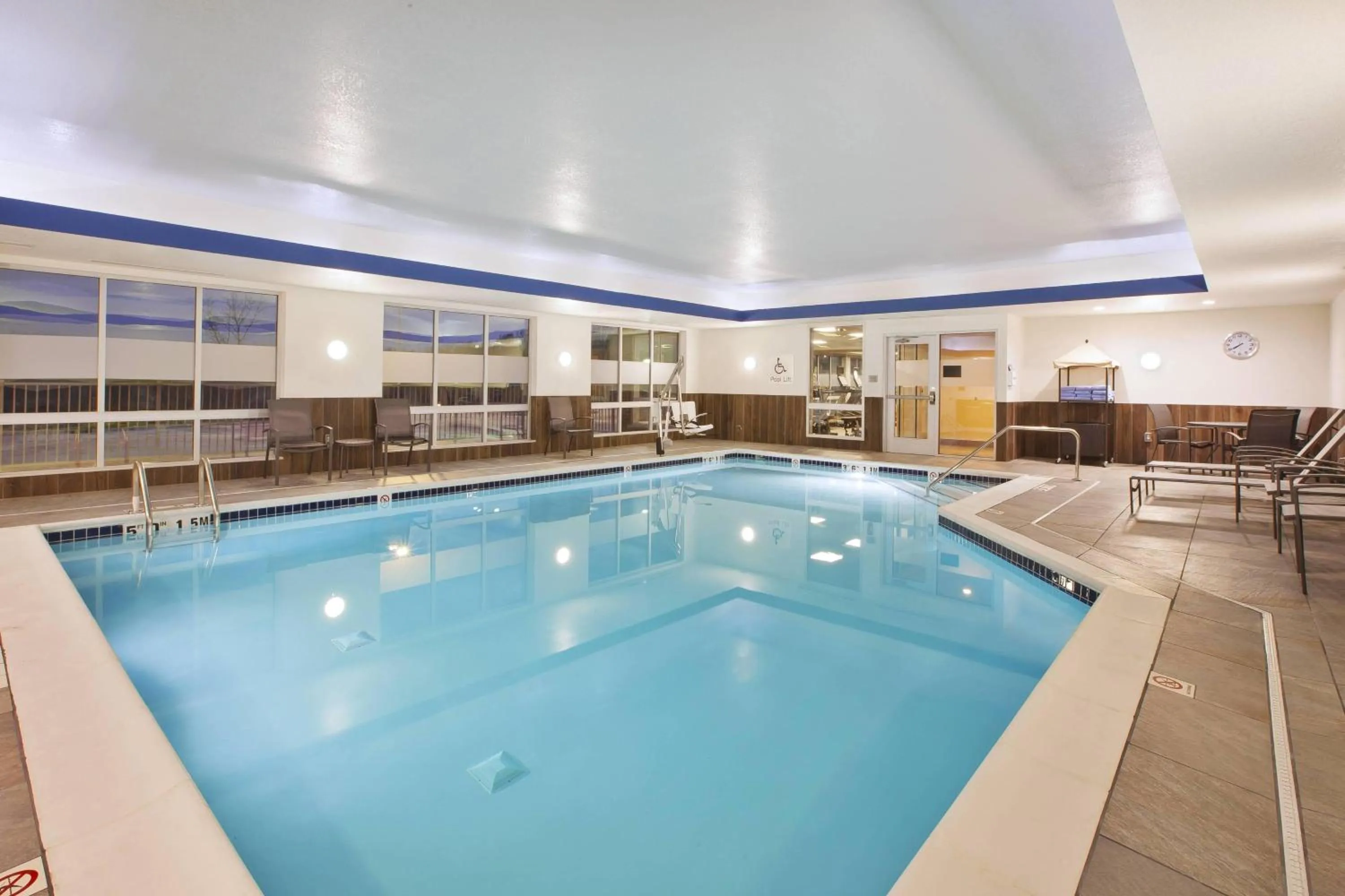 Swimming pool in Fairfield Inn & Suites by Marriott Flint Grand Blanc