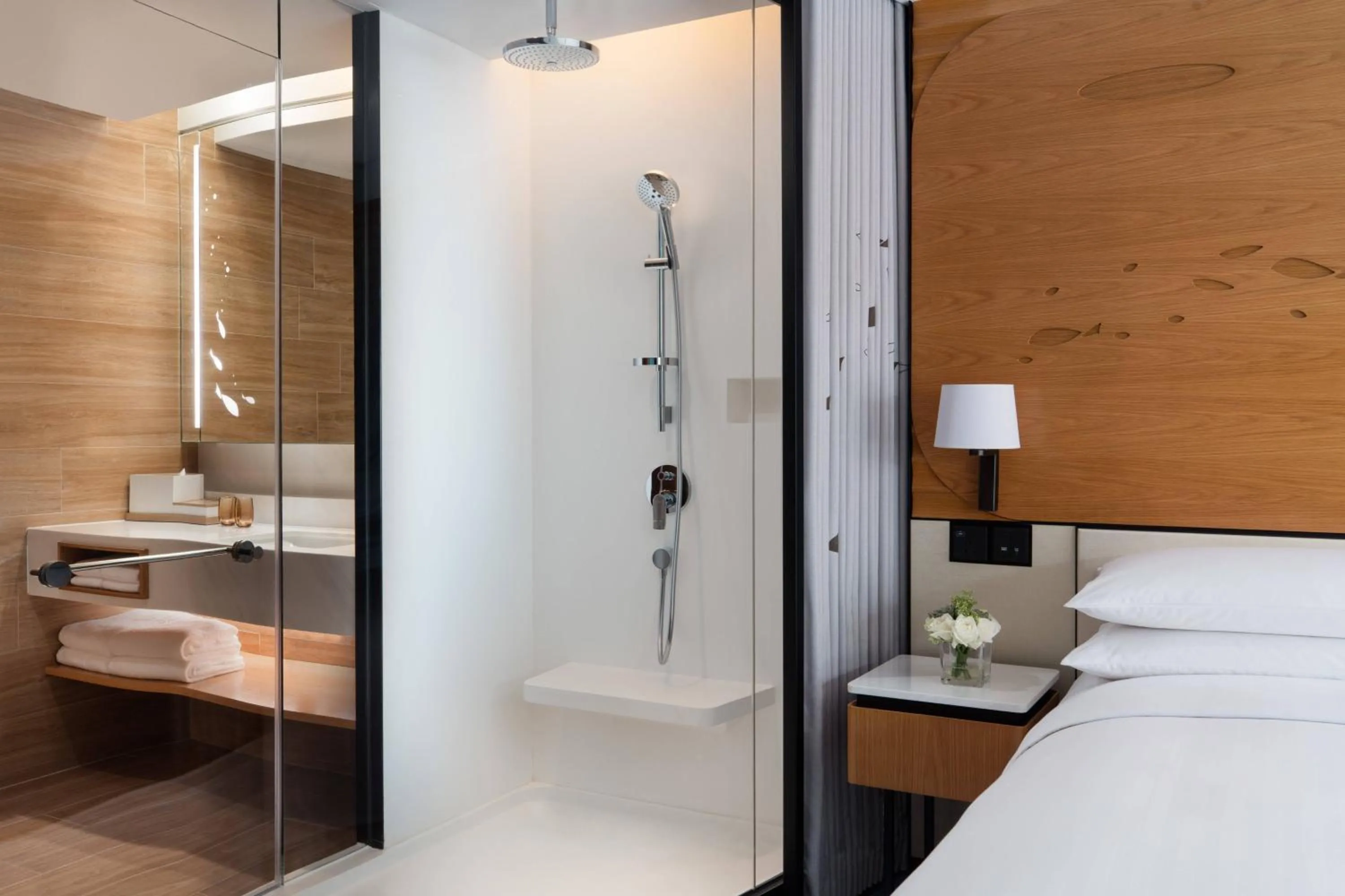 Bathroom, Bed in Hong Kong Ocean Park Marriott Hotel