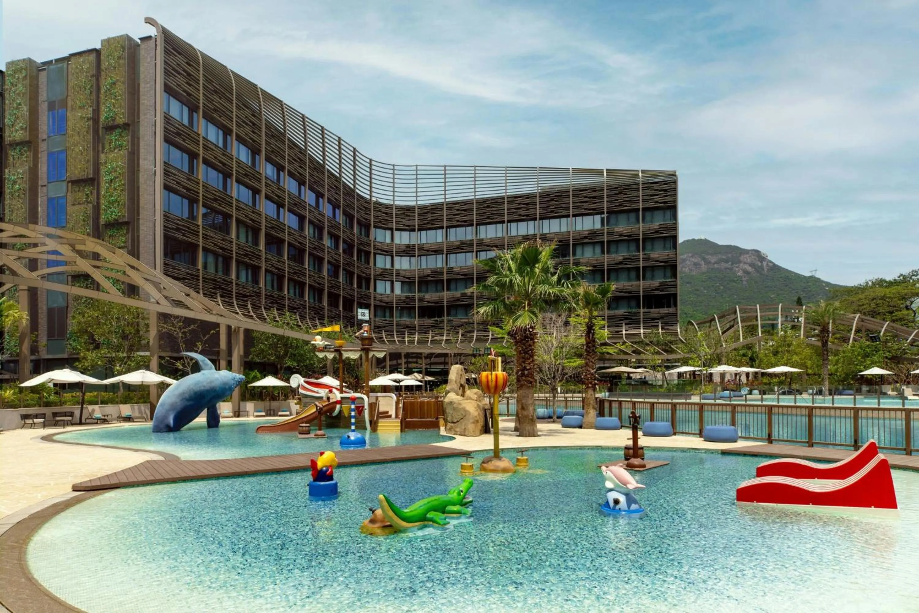 Swimming pool in Hong Kong Ocean Park Marriott Hotel