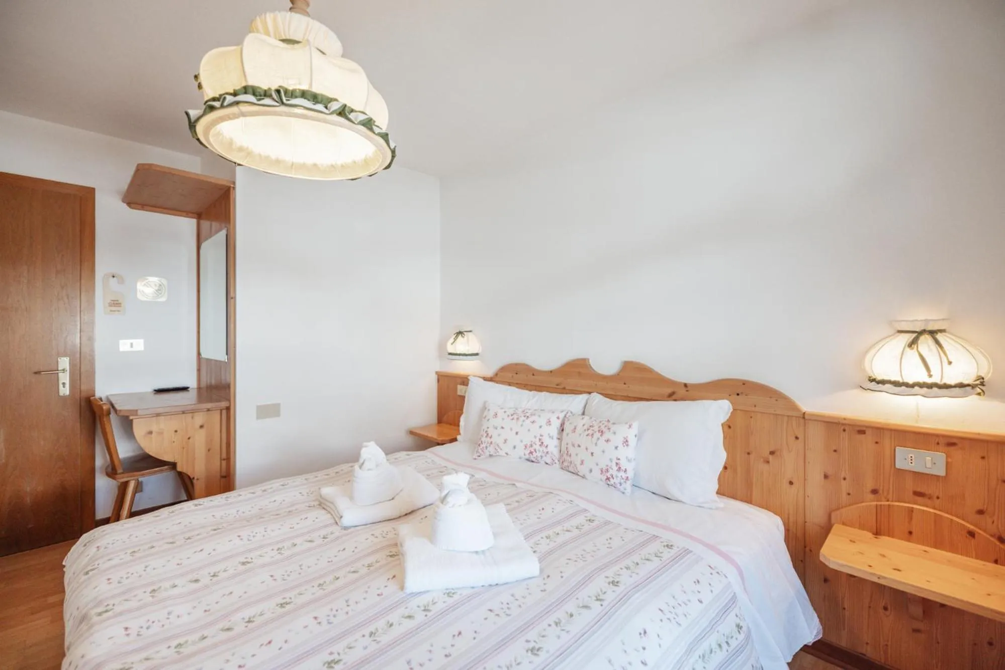 Bed in Albergo Vezzana