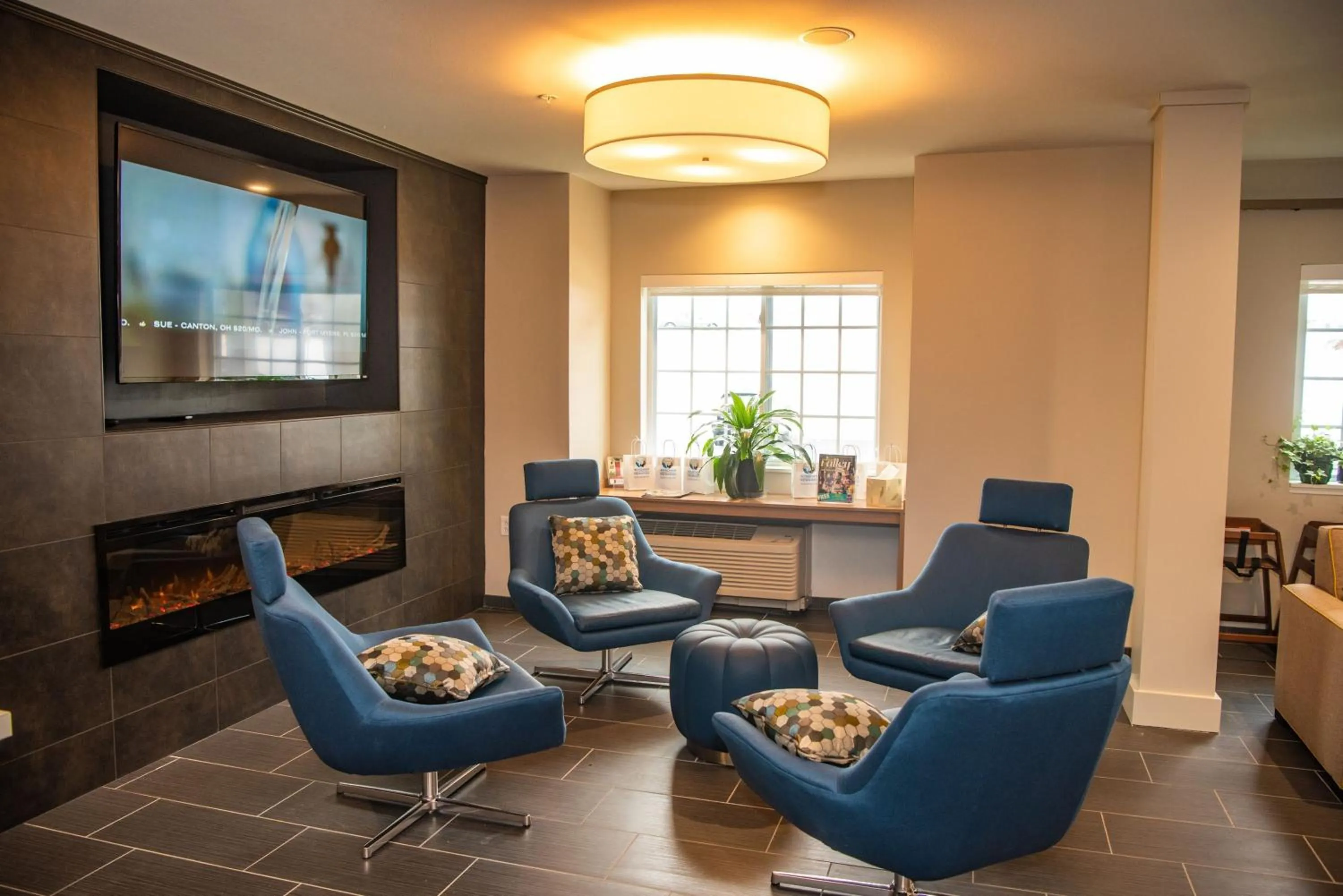 Communal lounge/ TV room in Microtel Inn & Suites by Wyndham Carlisle