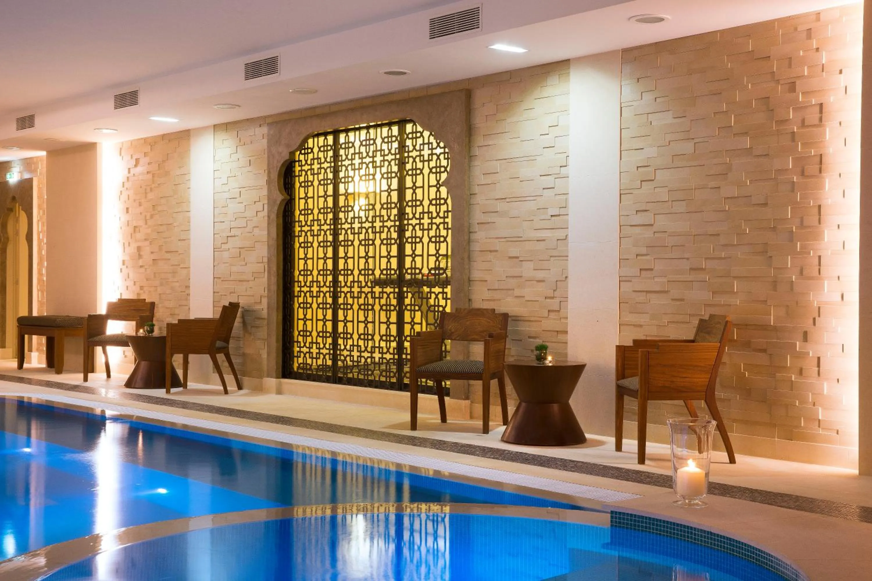 Swimming pool in Auberge du Jeu de Paume