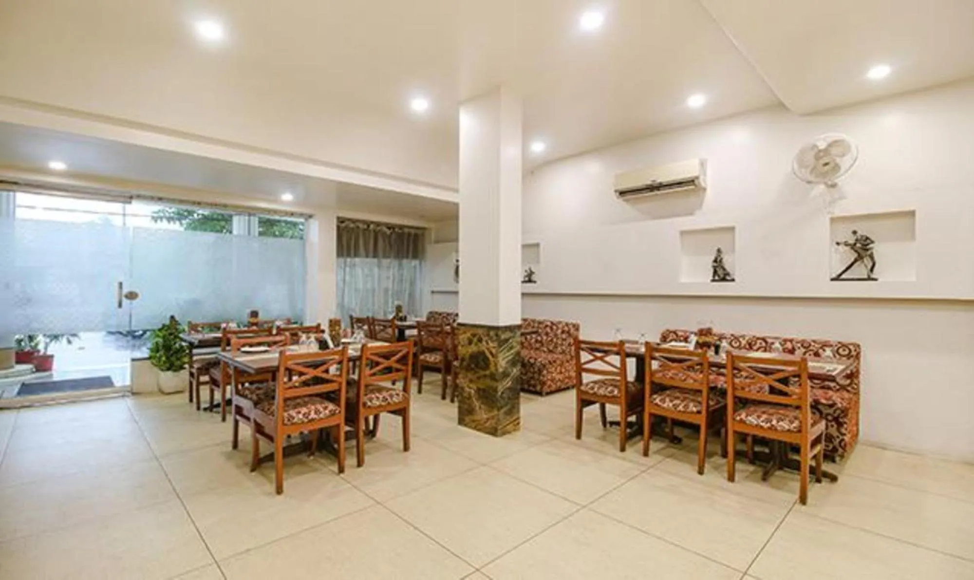 Restaurant/places to eat in FabHotel Silver Inn I