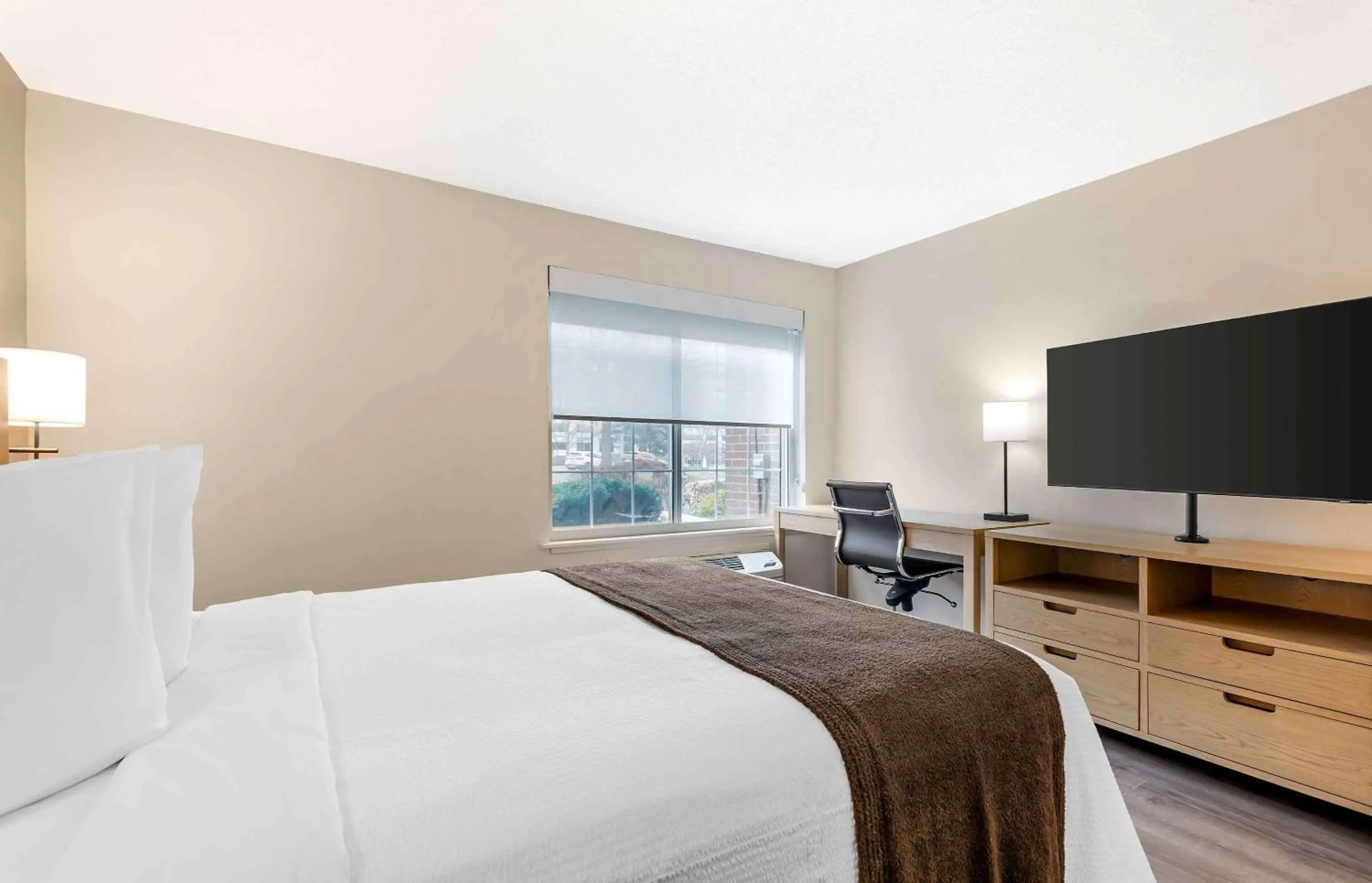 Bedroom, Bed in Extended Stay America Suites - Washington, DC - Tysons Corner