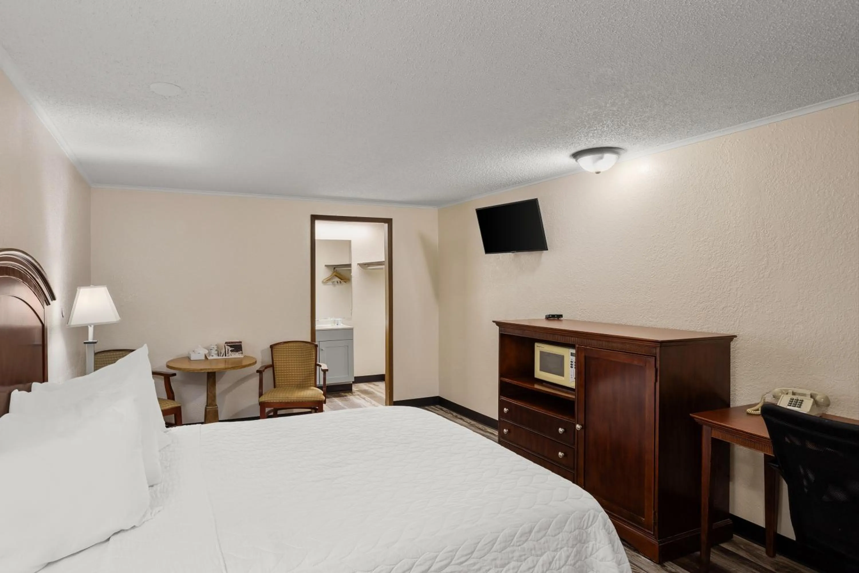 Bed in Knights Inn Ashland