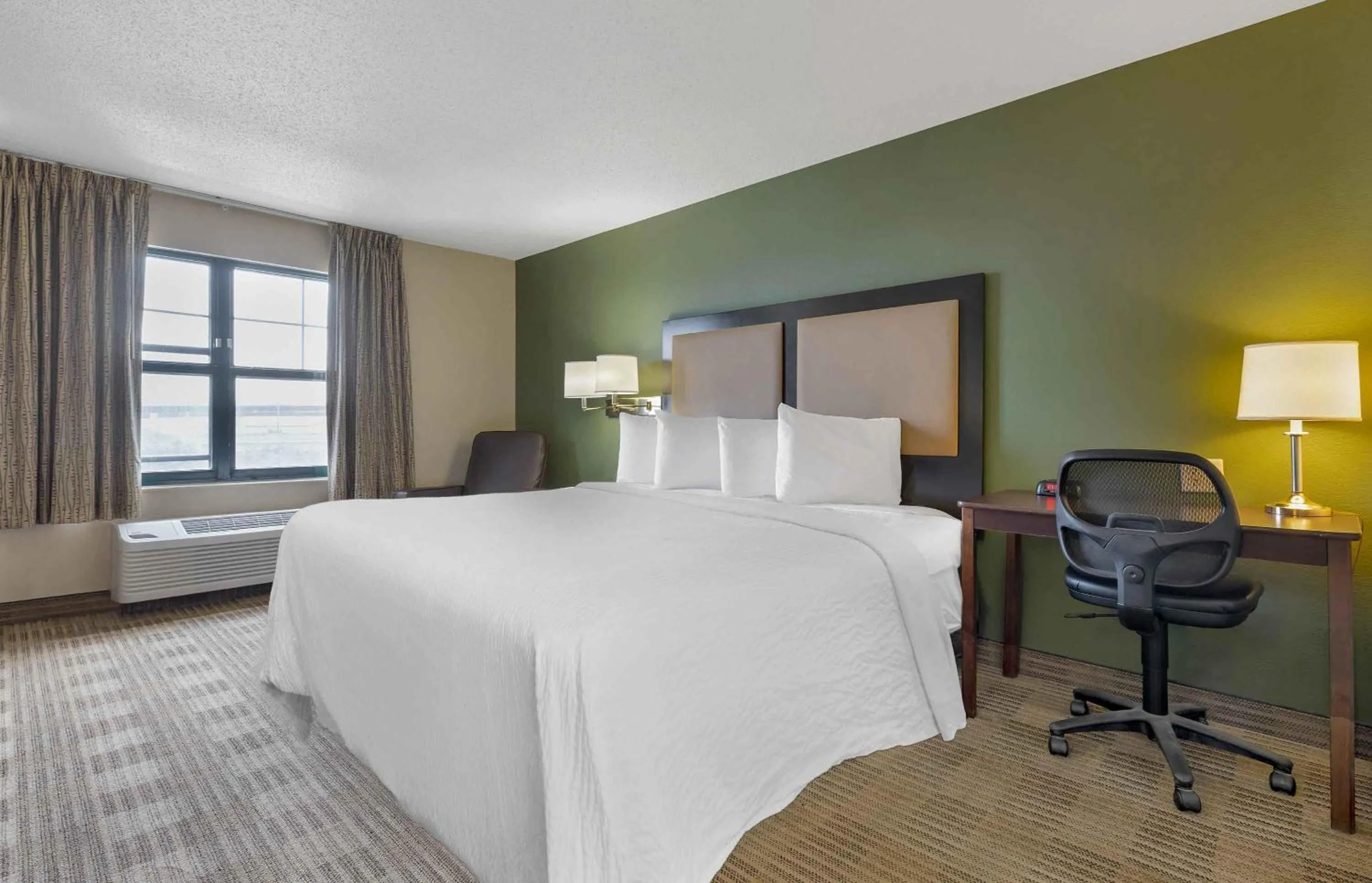 Bedroom, Bed in Extended Stay America Suites - Baltimore - BWI Airport - Aero Dr