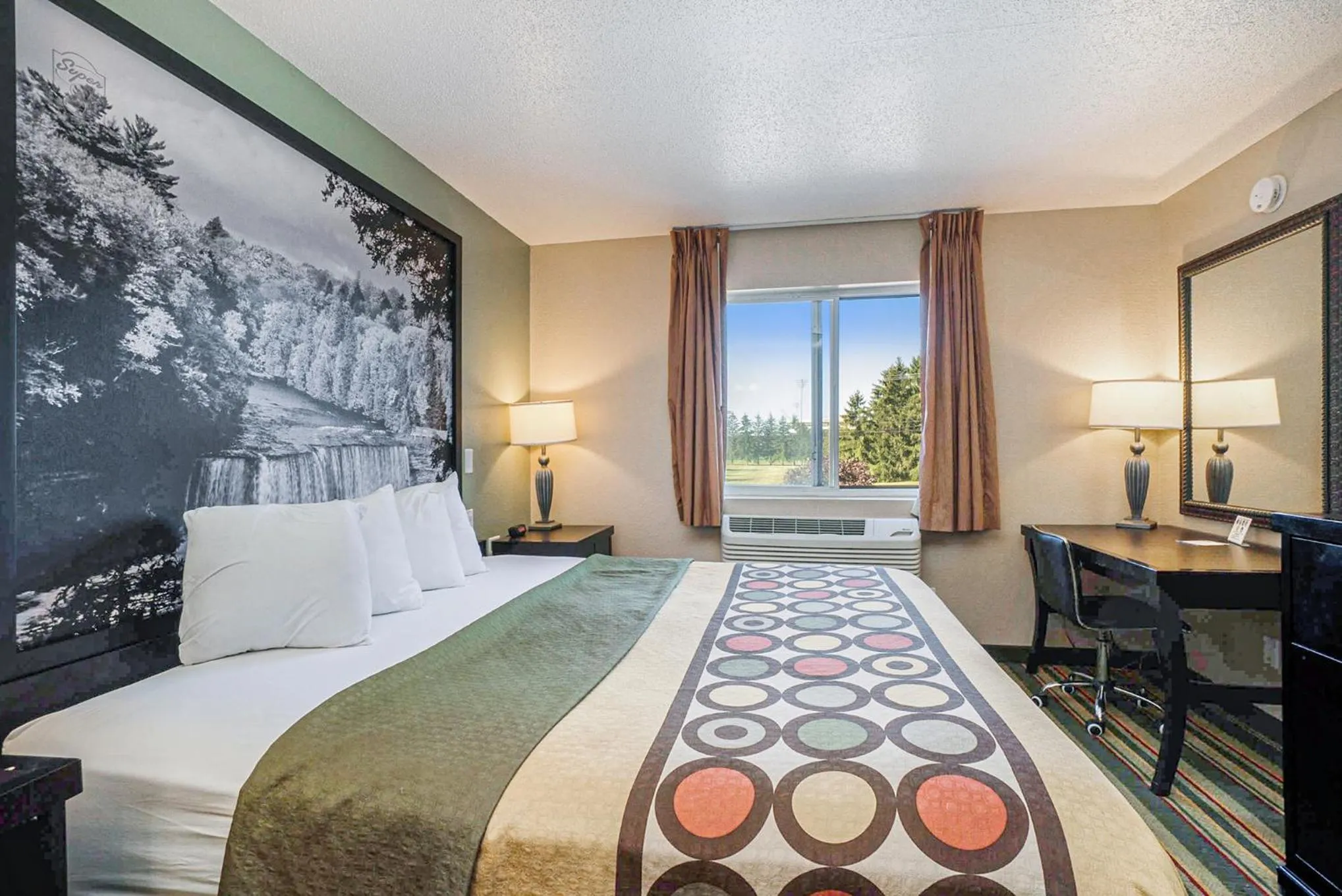 Bed in Super 8 by Wyndham Mt. Pleasant