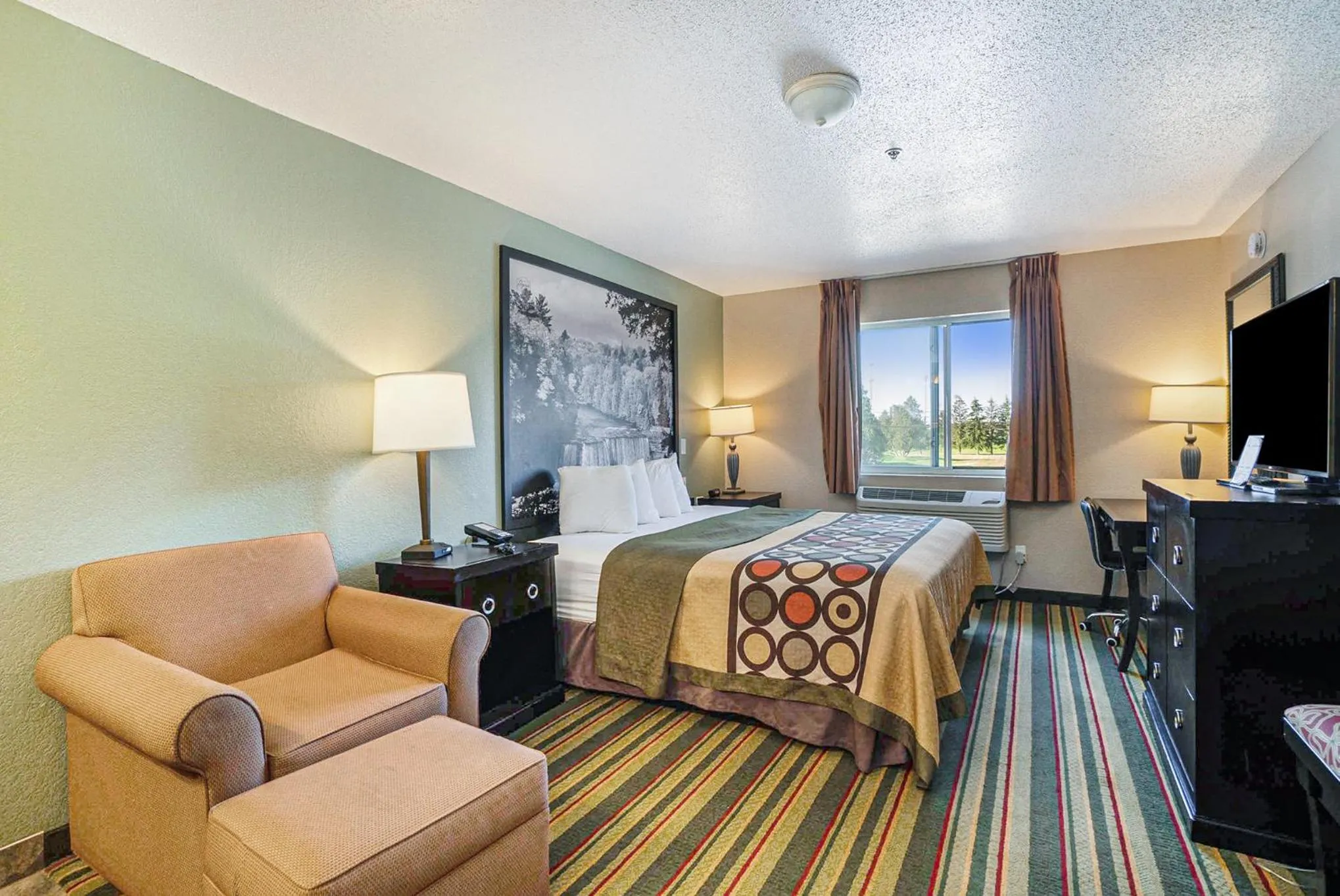 Bed in Super 8 by Wyndham Mt. Pleasant