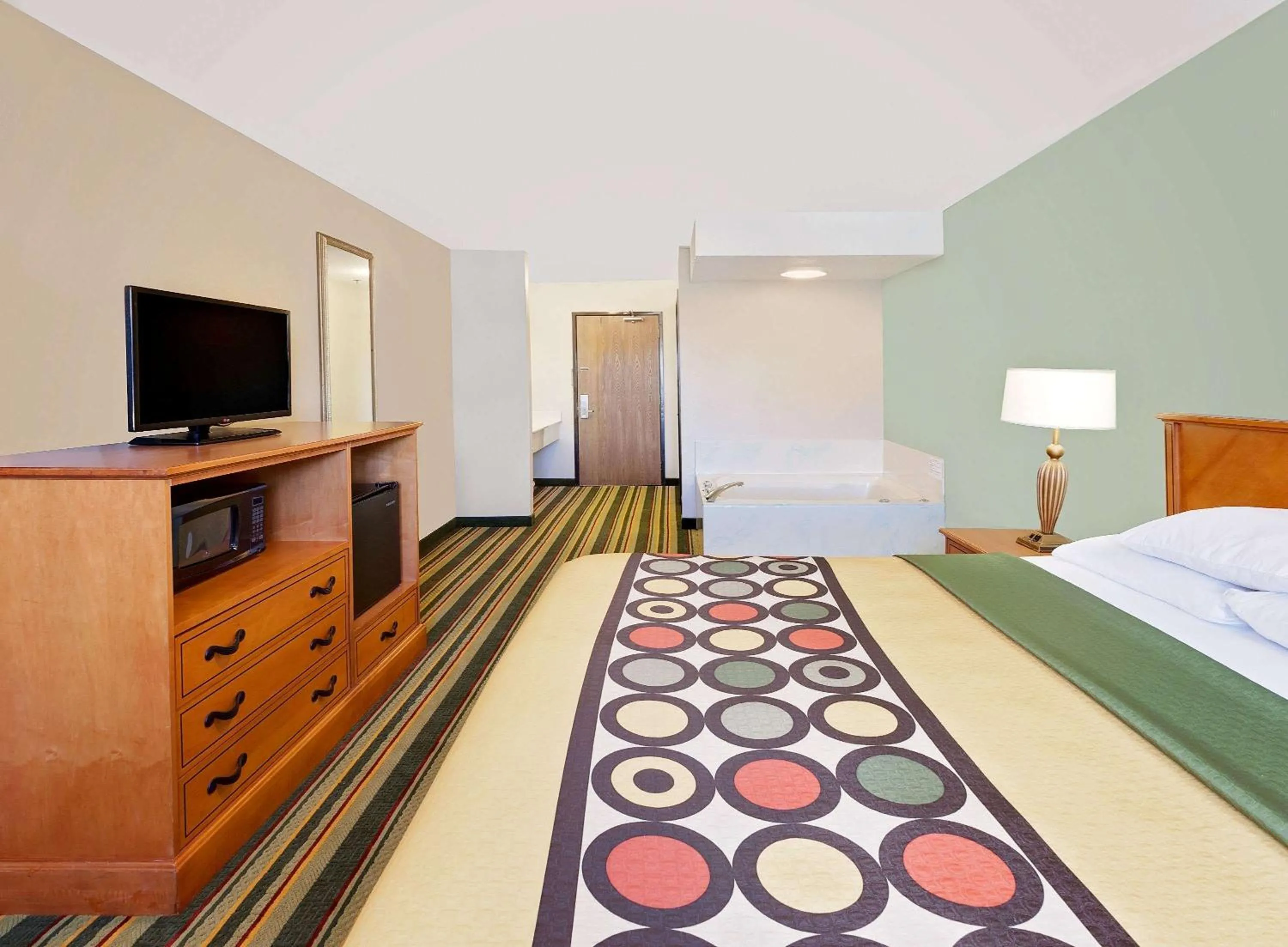 Photo of the whole room, Bed in Super 8 by Wyndham Mt. Pleasant