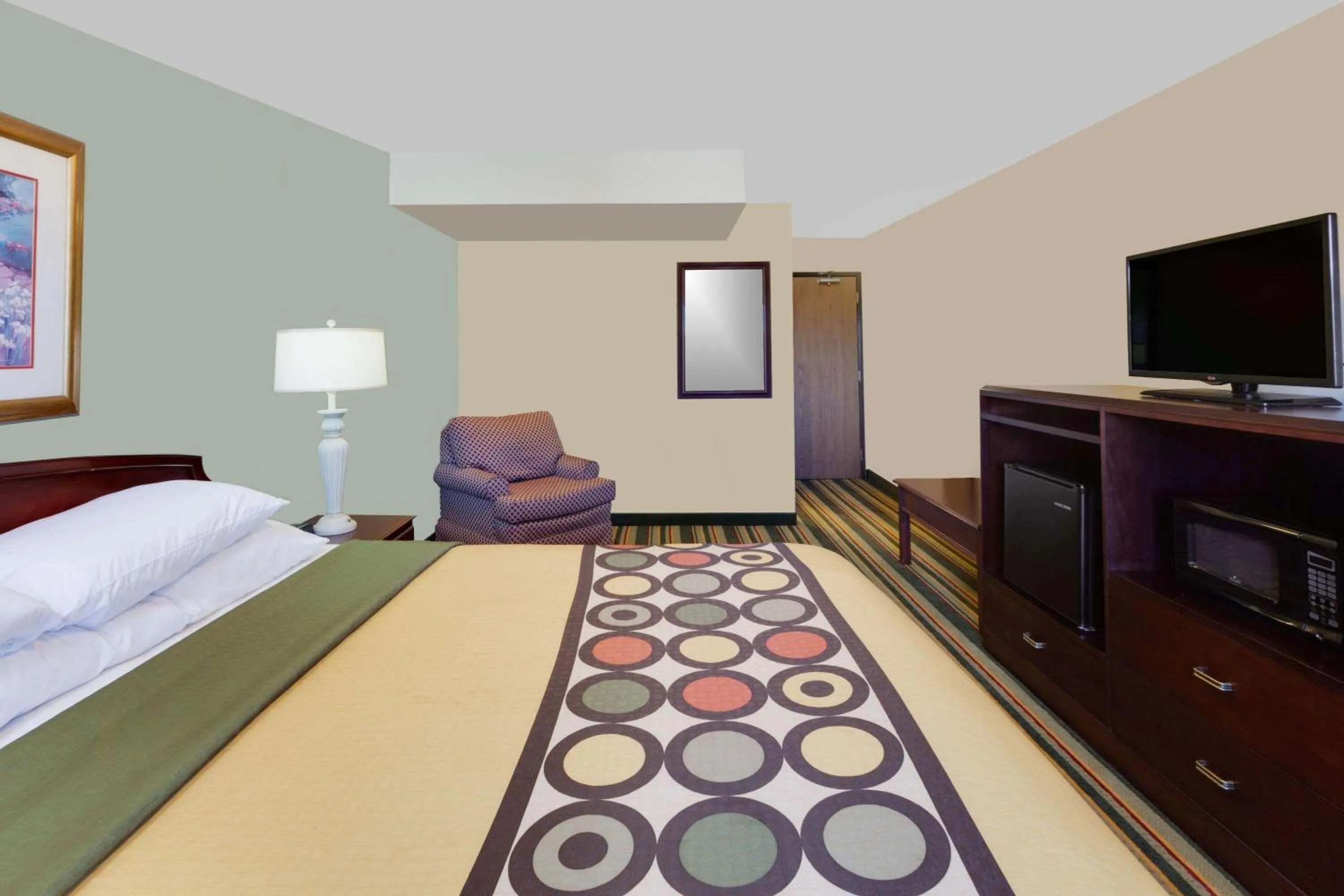 Photo of the whole room, Bed in Super 8 by Wyndham Mt. Pleasant