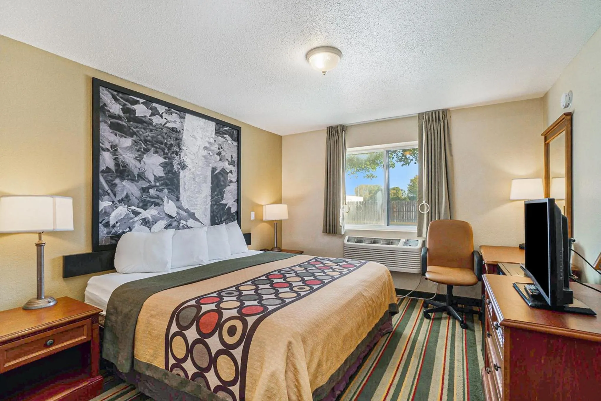 Bed in Super 8 by Wyndham Mt. Pleasant