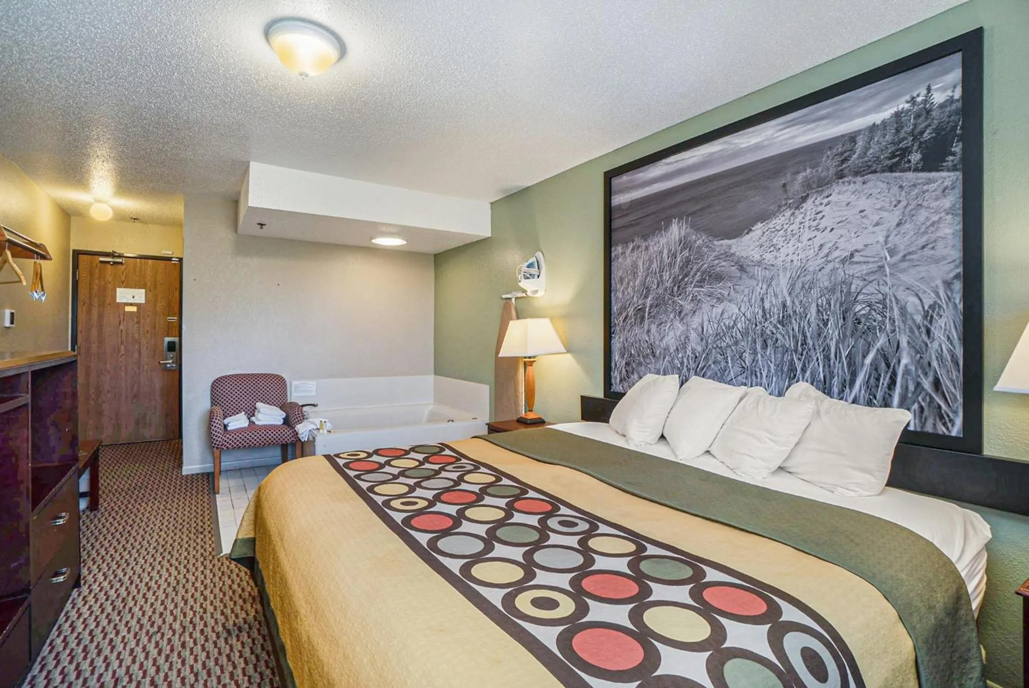 Bed in Super 8 by Wyndham Mt. Pleasant