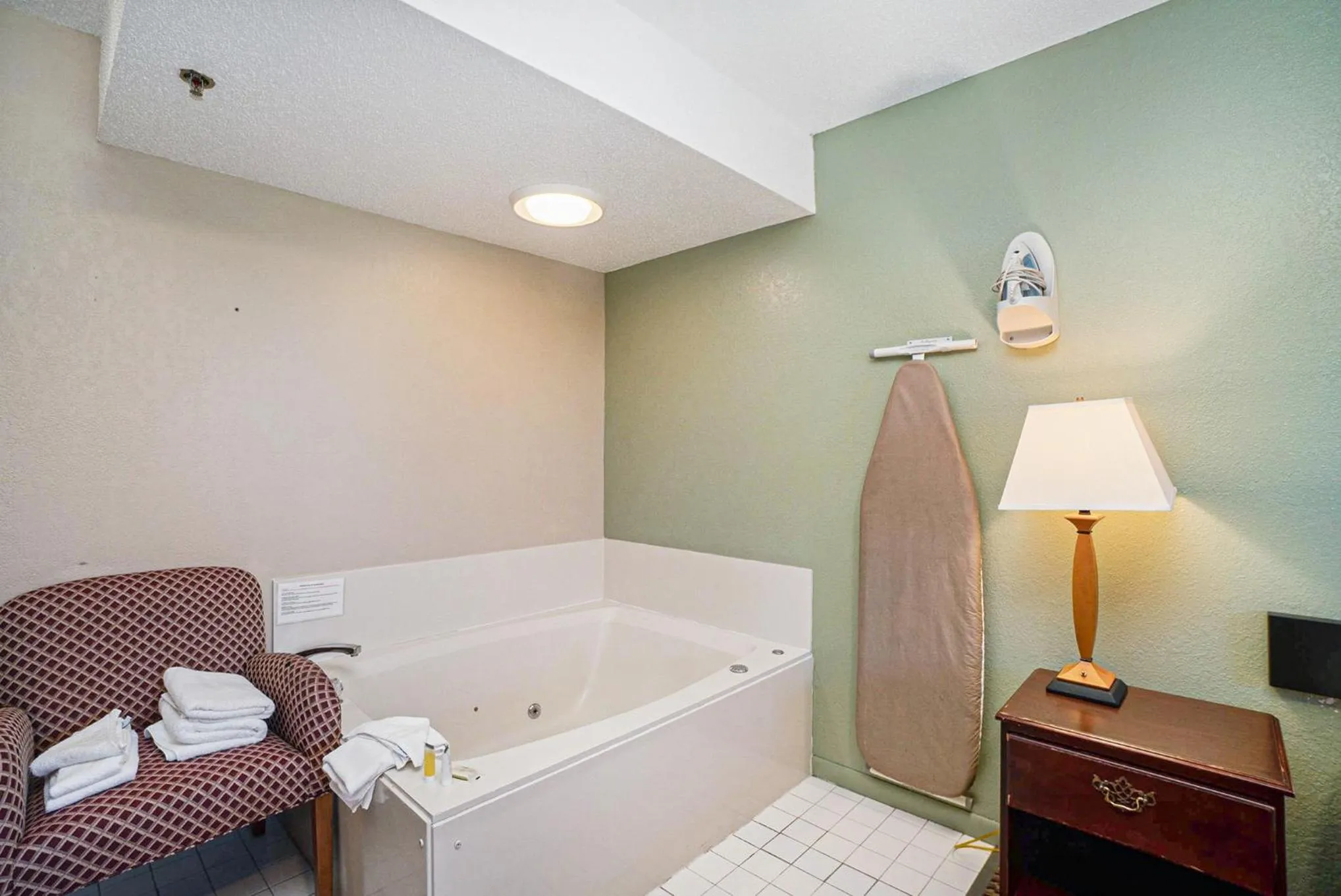 Hot Tub in Super 8 by Wyndham Mt. Pleasant