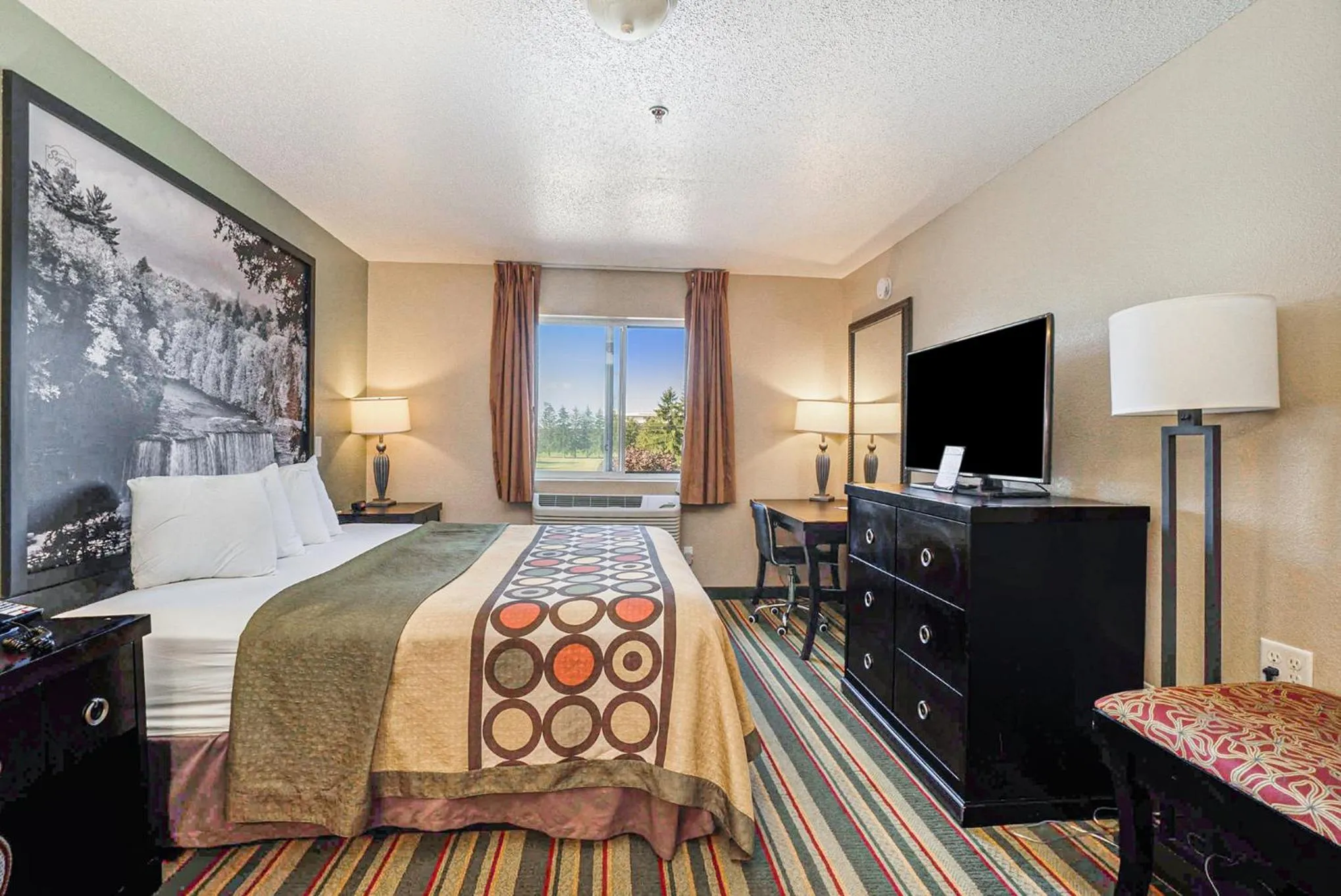 Bed in Super 8 by Wyndham Mt. Pleasant