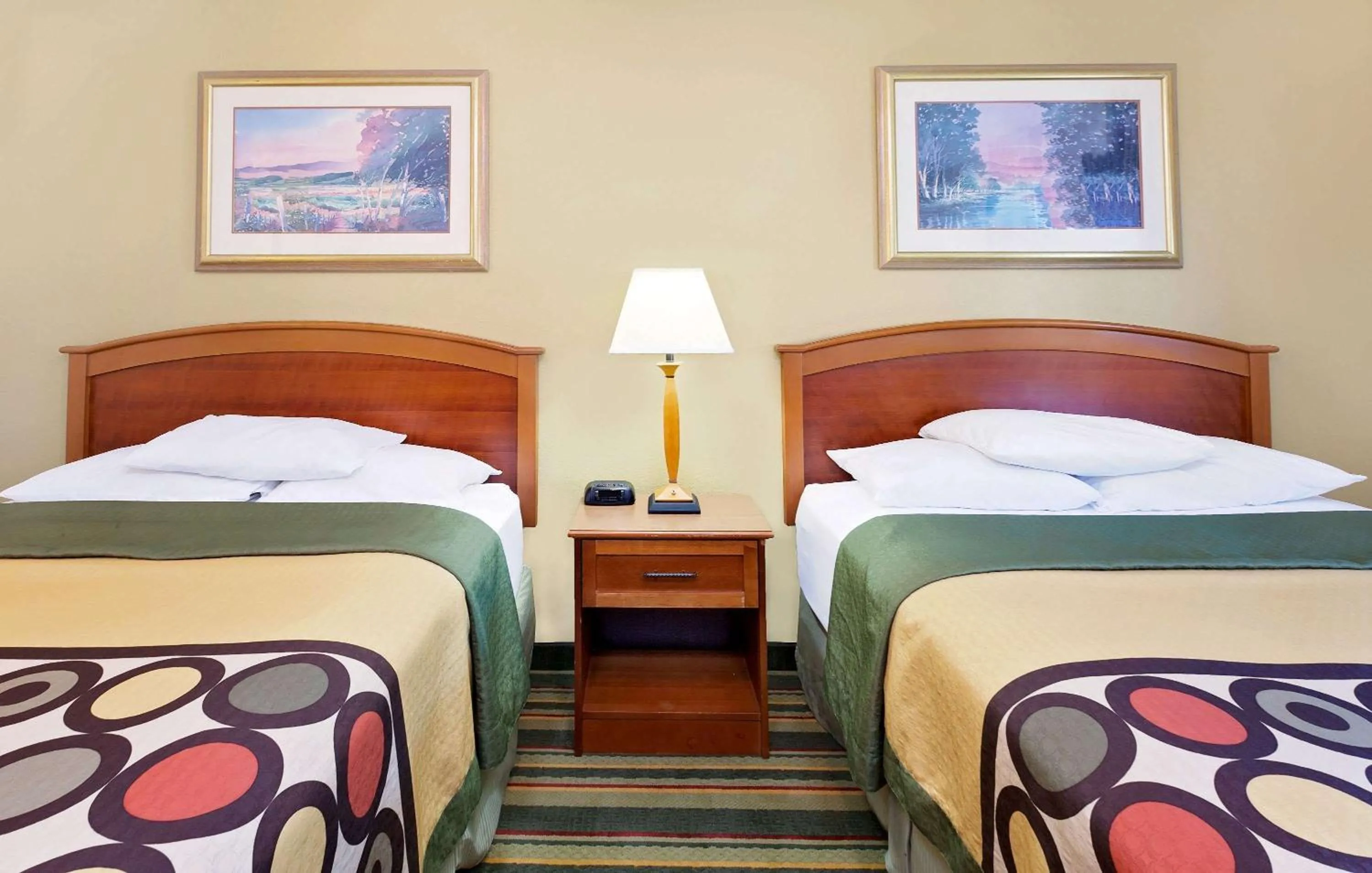 Photo of the whole room, Bed in Super 8 by Wyndham Mt. Pleasant