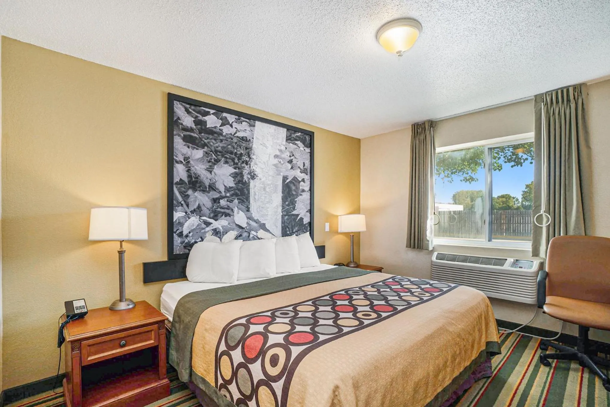 Bed in Super 8 by Wyndham Mt. Pleasant