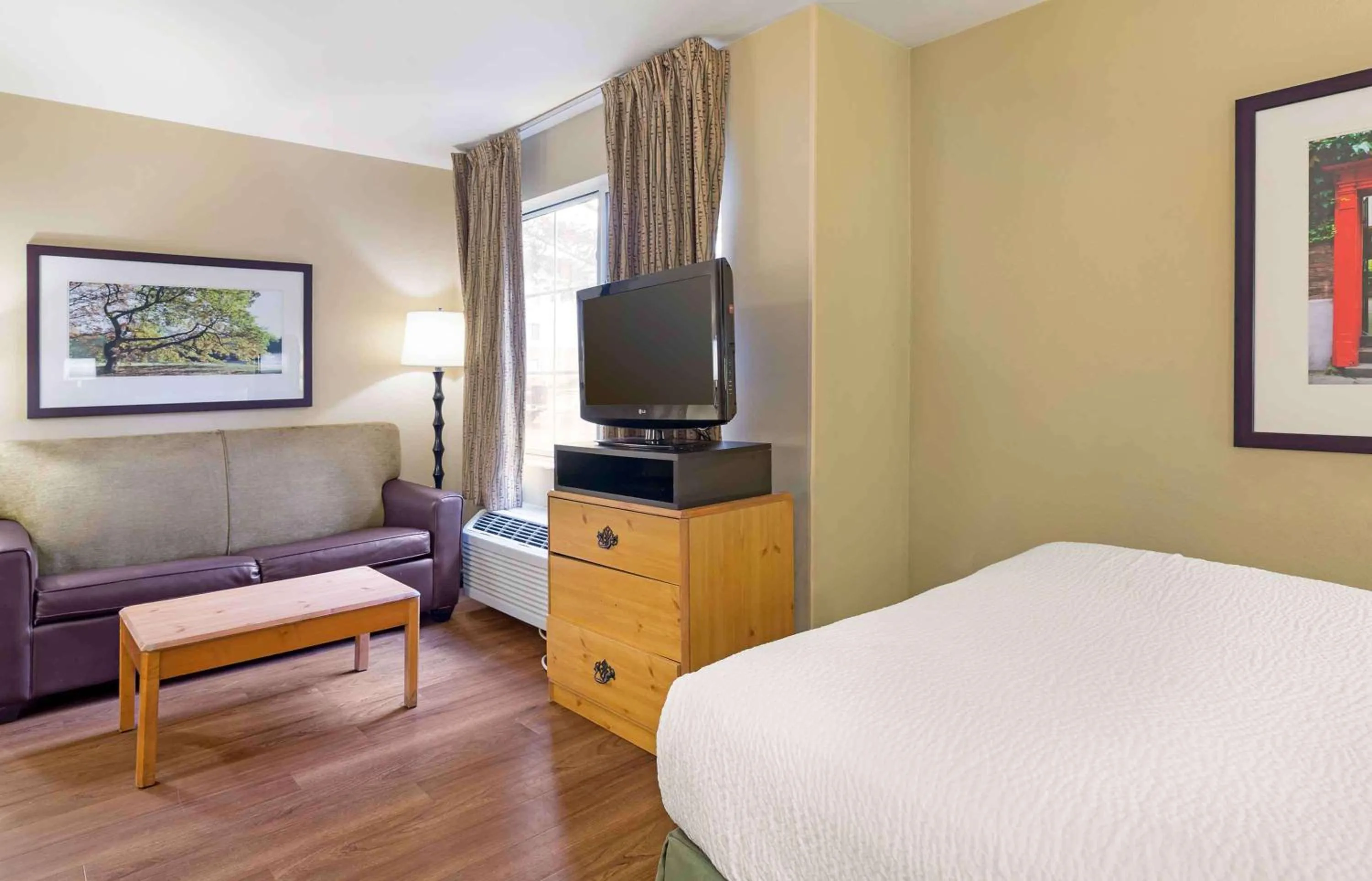 Bedroom, Bed in Extended Stay America Suites - Boston - Waltham - 32 4th Ave