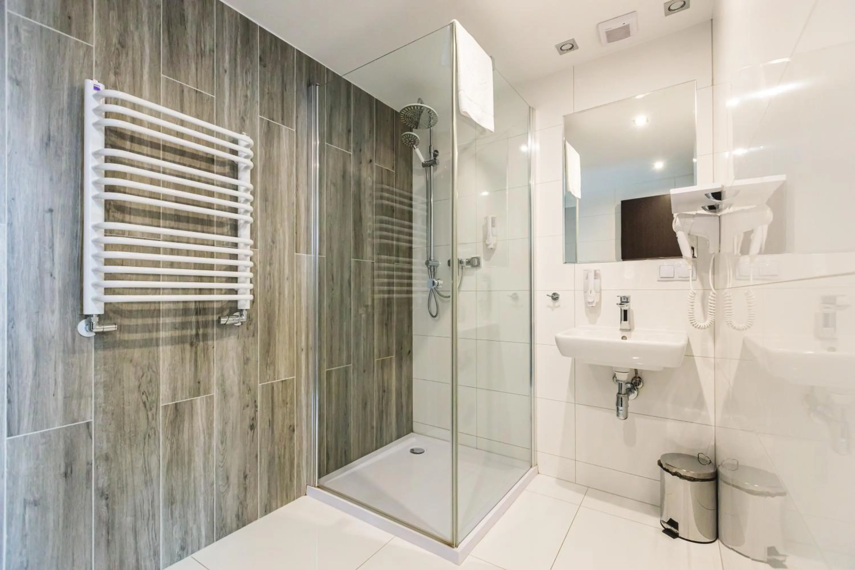 Bathroom in No1 Bed&Breakfast Restauracja ŚNIADANIE I PARKING W CENIE!