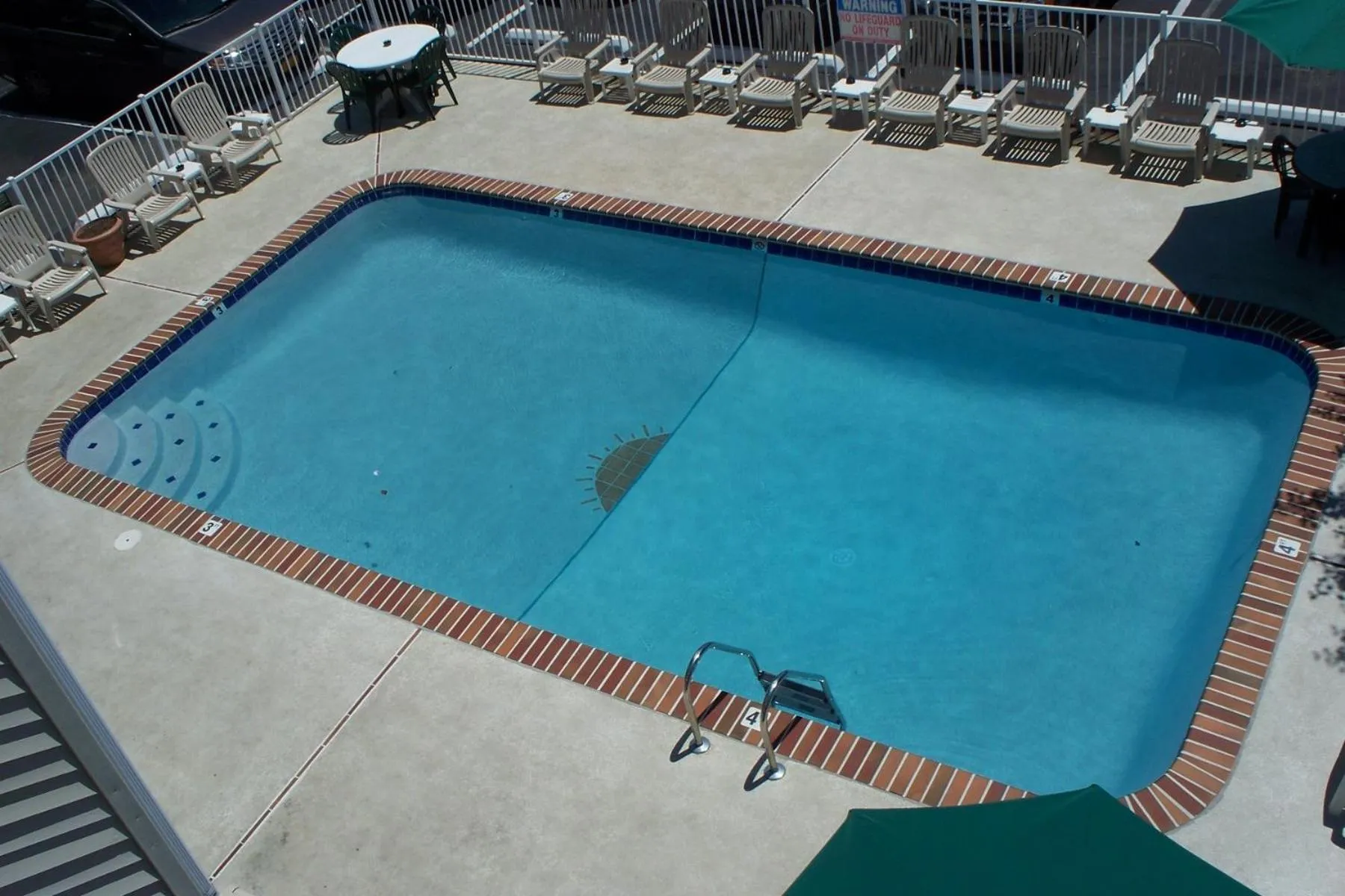 Swimming pool in Sunrise Motel