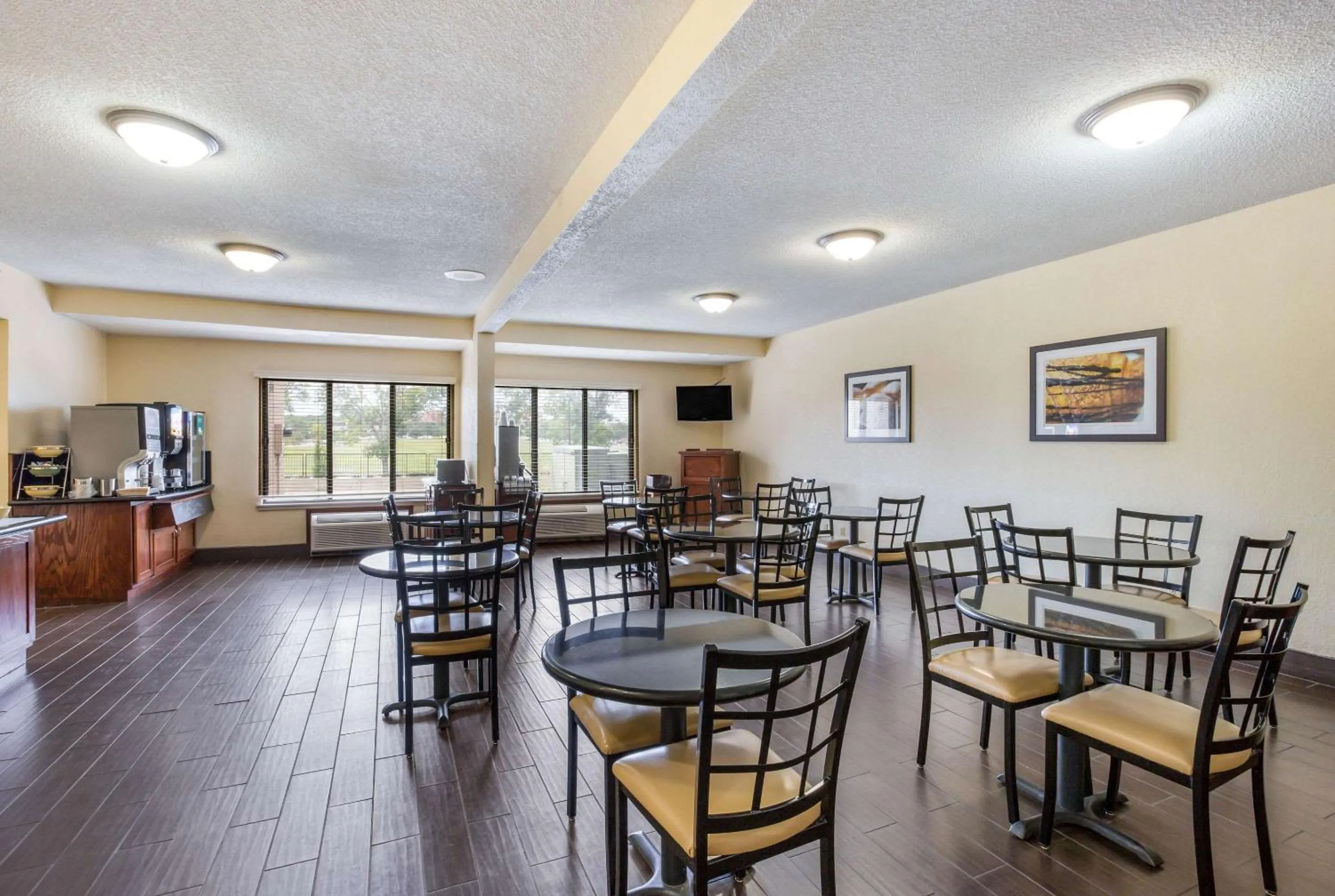 Restaurant/places to eat in Quality Inn & Suites Lawrence - University Area