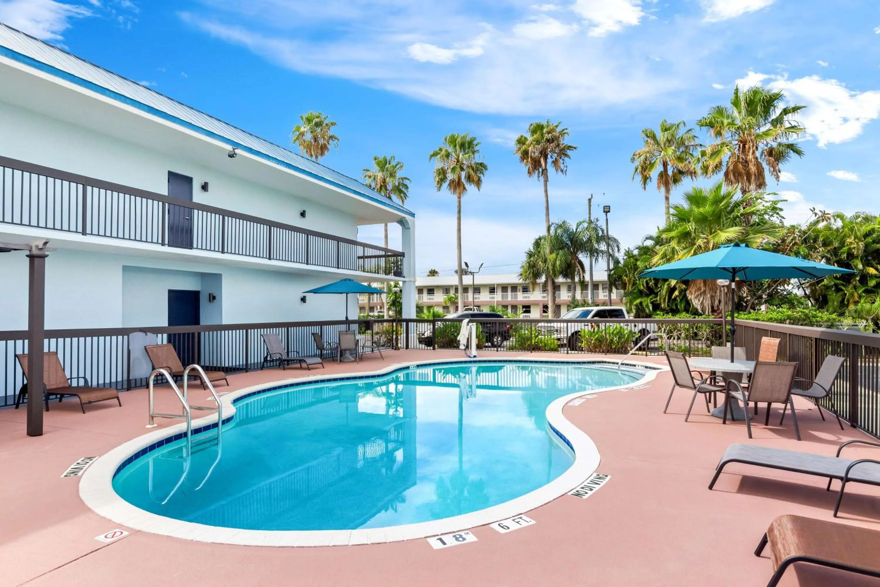 Pool view in Best Western Lake Okeechobee