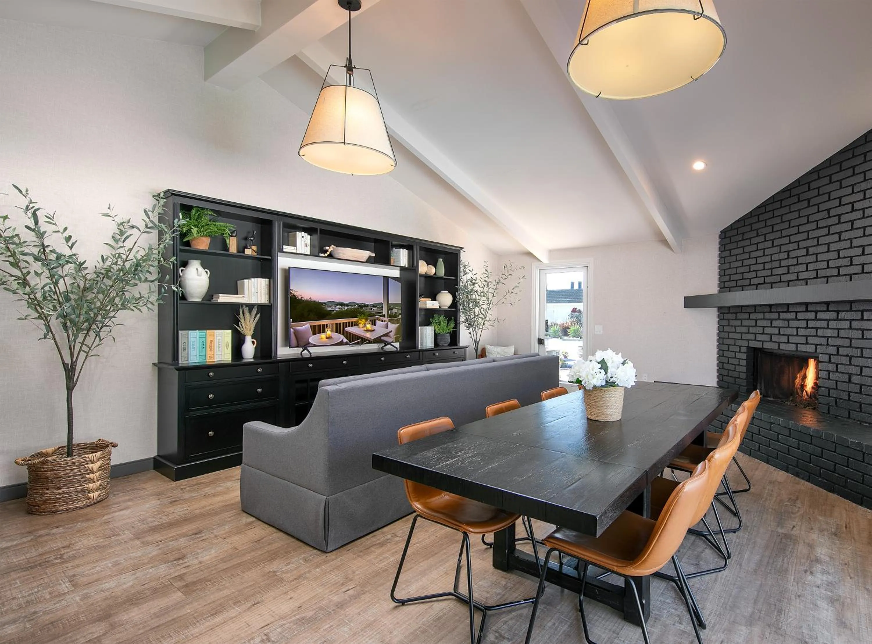 Communal lounge/ TV room in Fireside Inn on Moonstone Beach