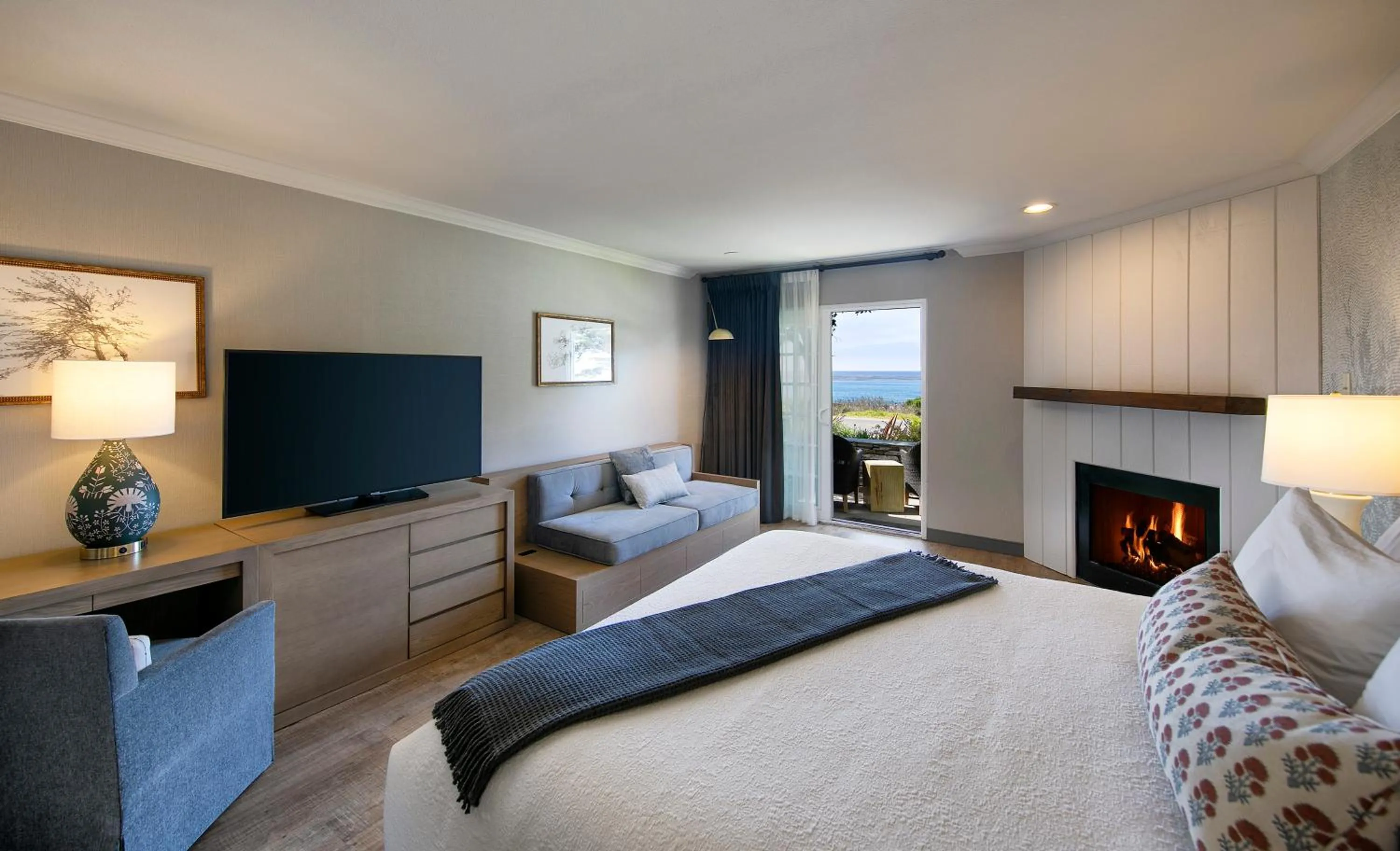 Sea view, Bed in Fireside Inn on Moonstone Beach