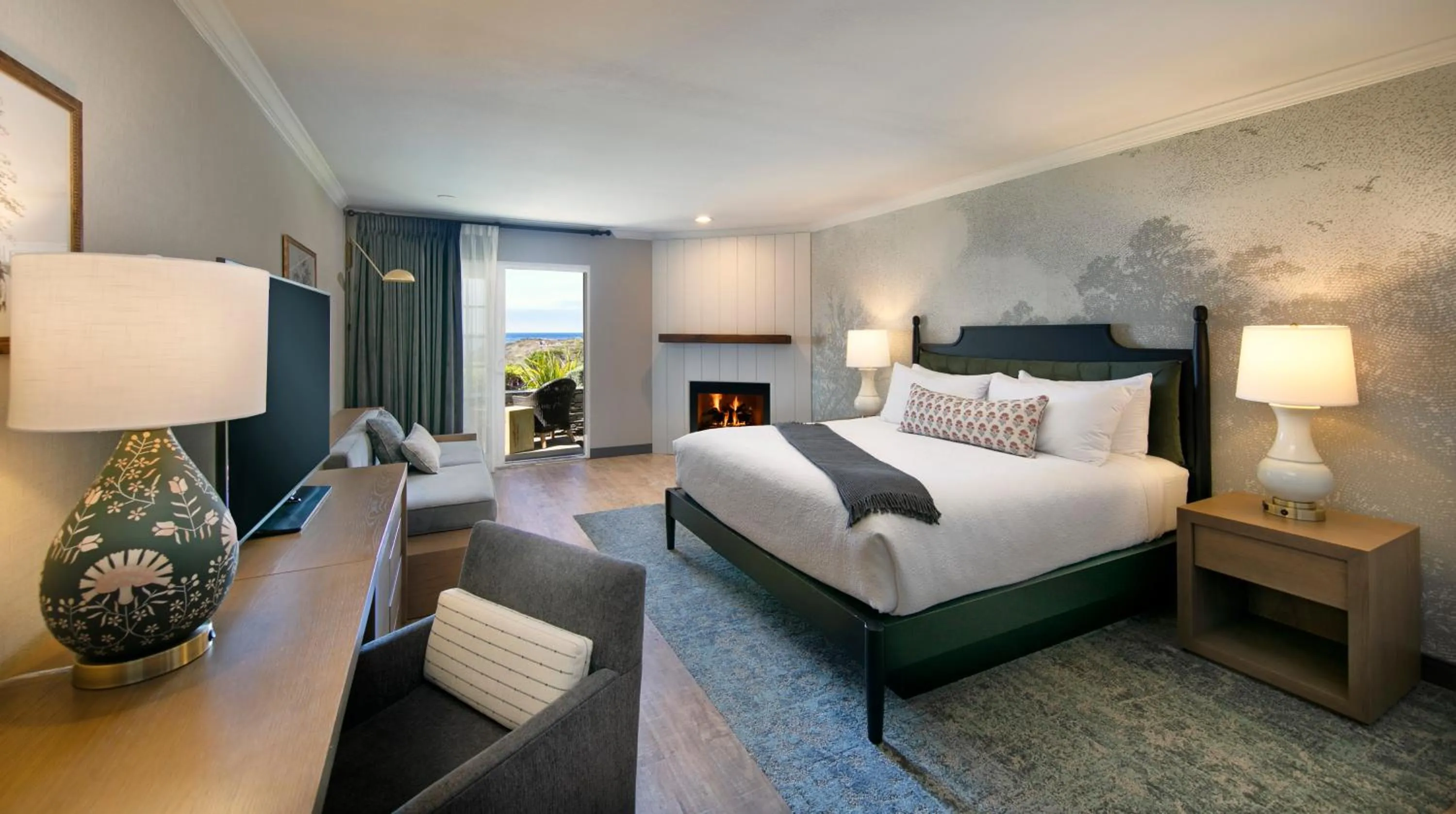 Photo of the whole room, Bed in Fireside Inn on Moonstone Beach