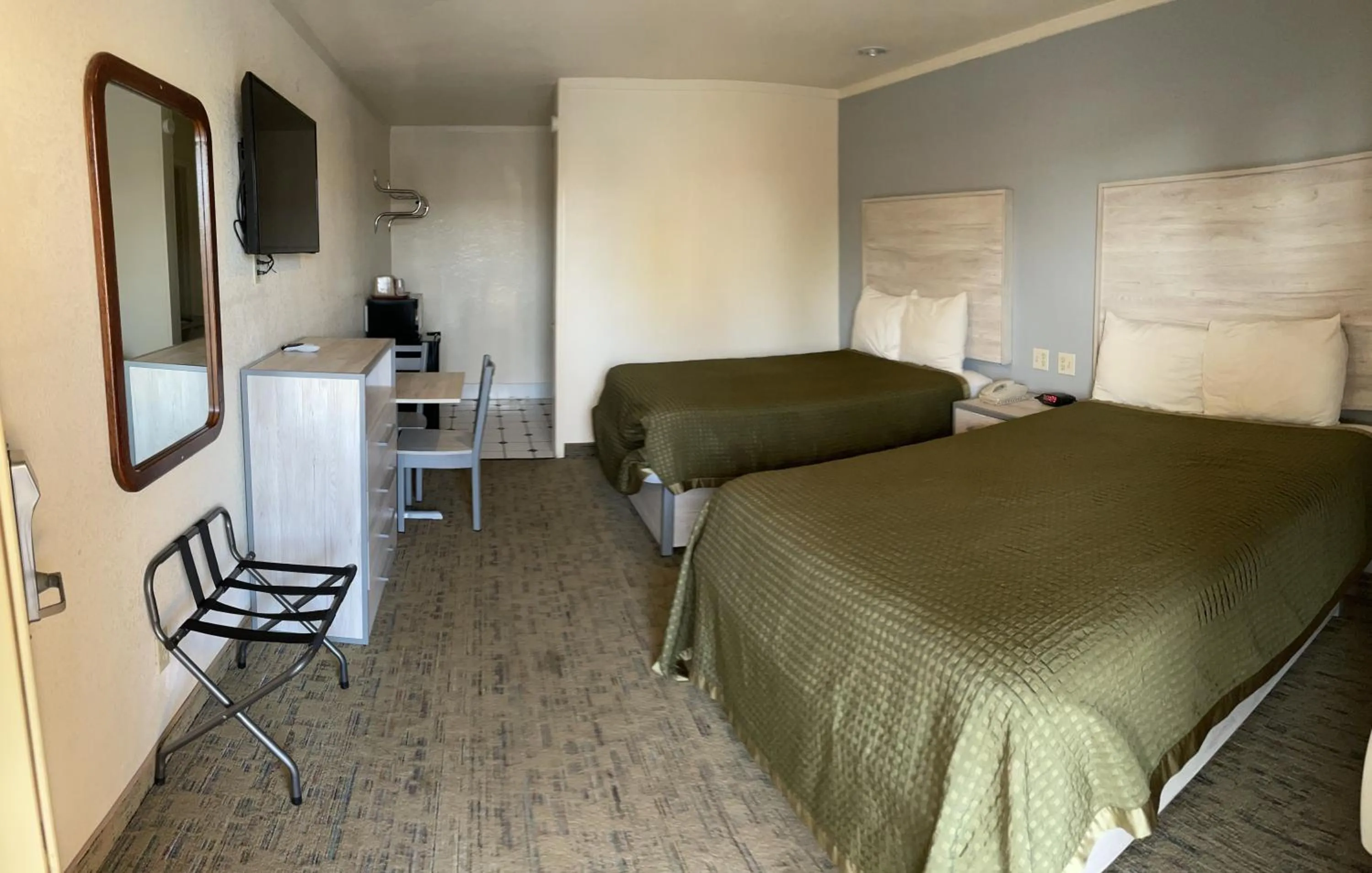 Bed in Antlers Budget Inn