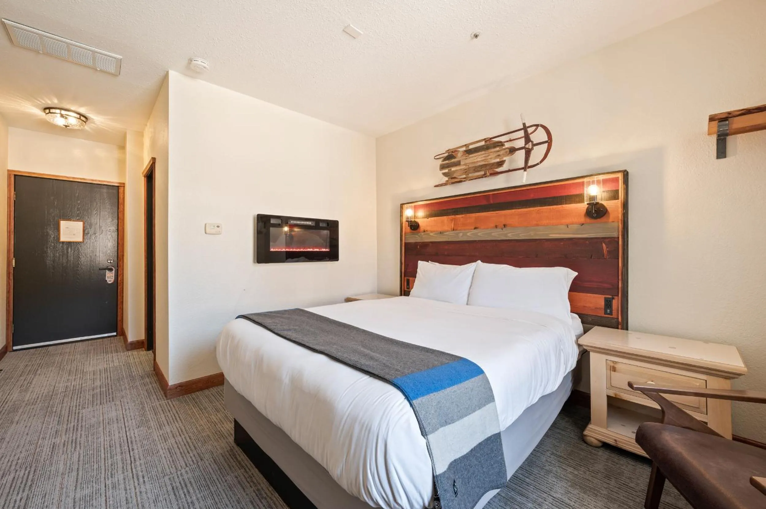 Photo of the whole room, Bed in Hotel Leavenworth