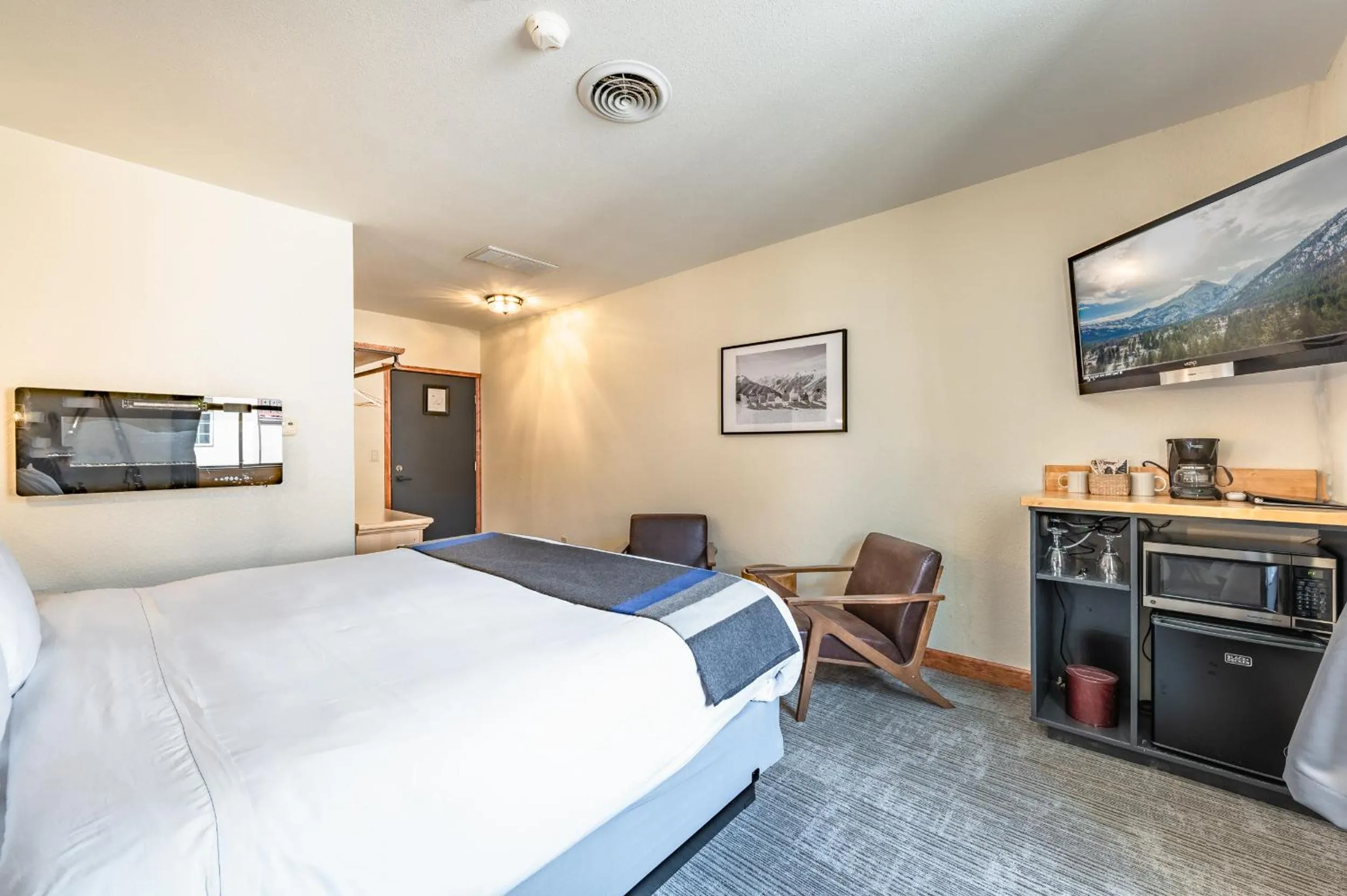 Photo of the whole room, Bed in Hotel Leavenworth