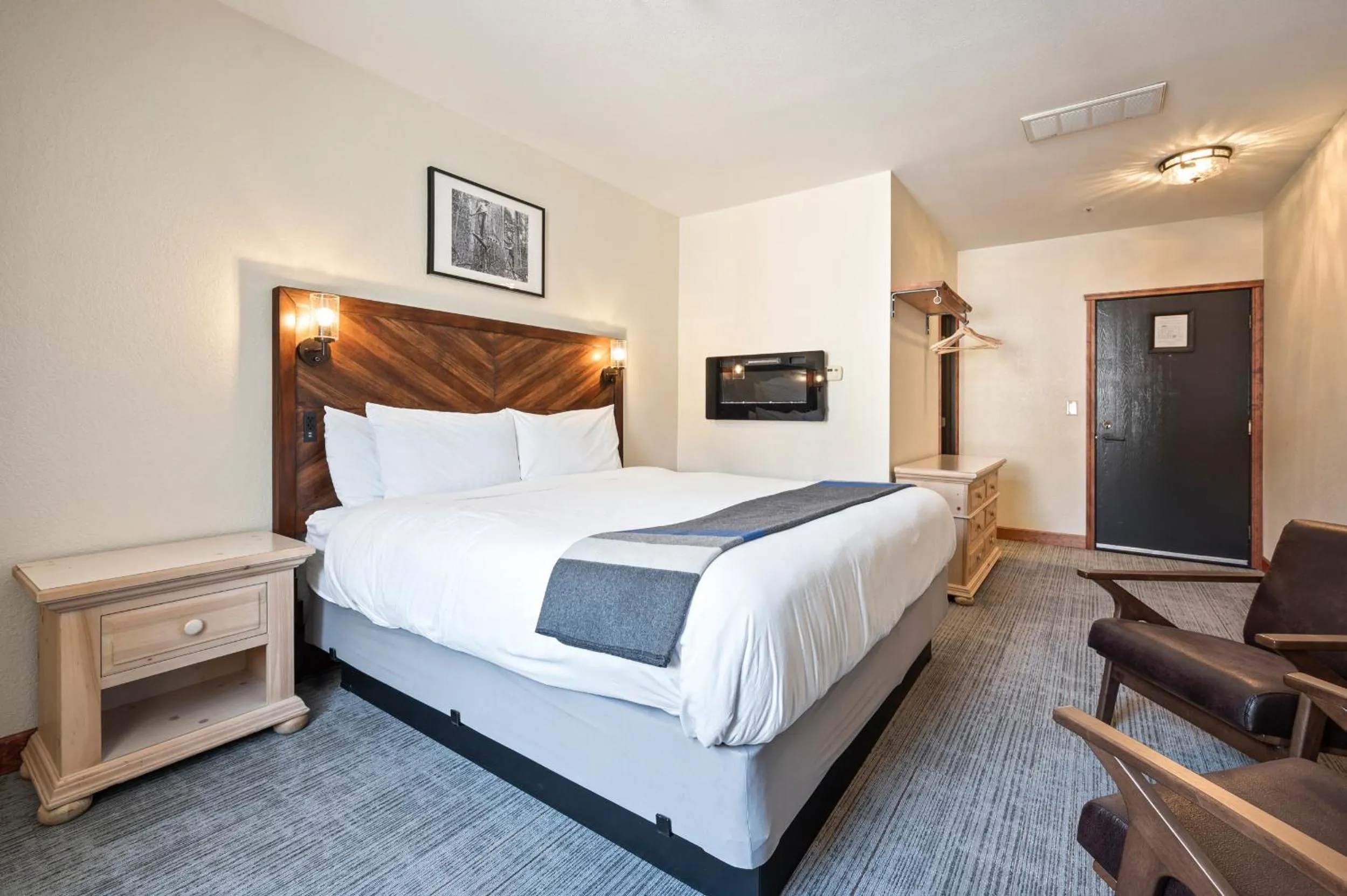 Photo of the whole room, Bed in Hotel Leavenworth