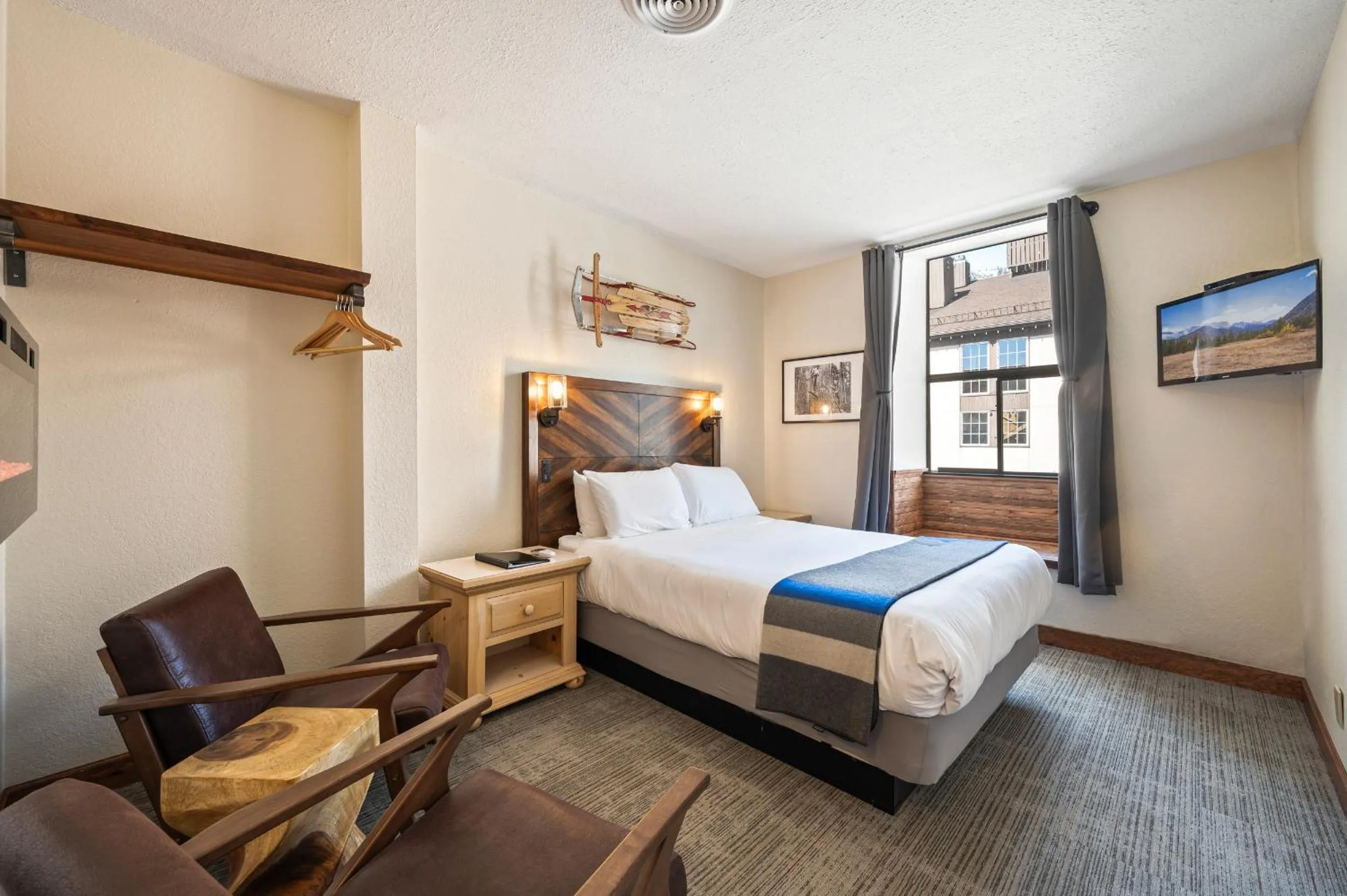 Photo of the whole room, Bed in Hotel Leavenworth