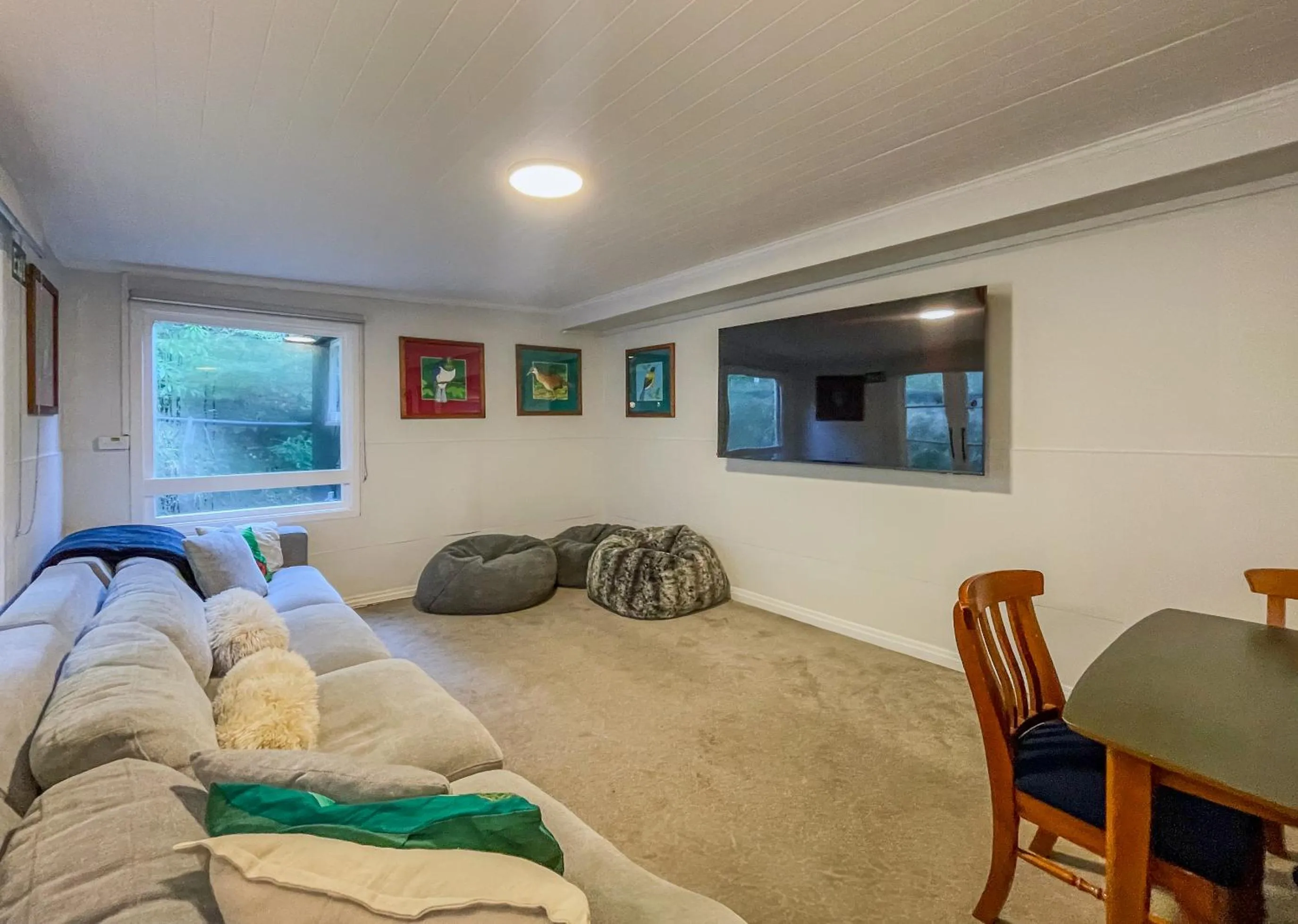 Communal lounge/ TV room in Kinloch Wilderness Retreat
