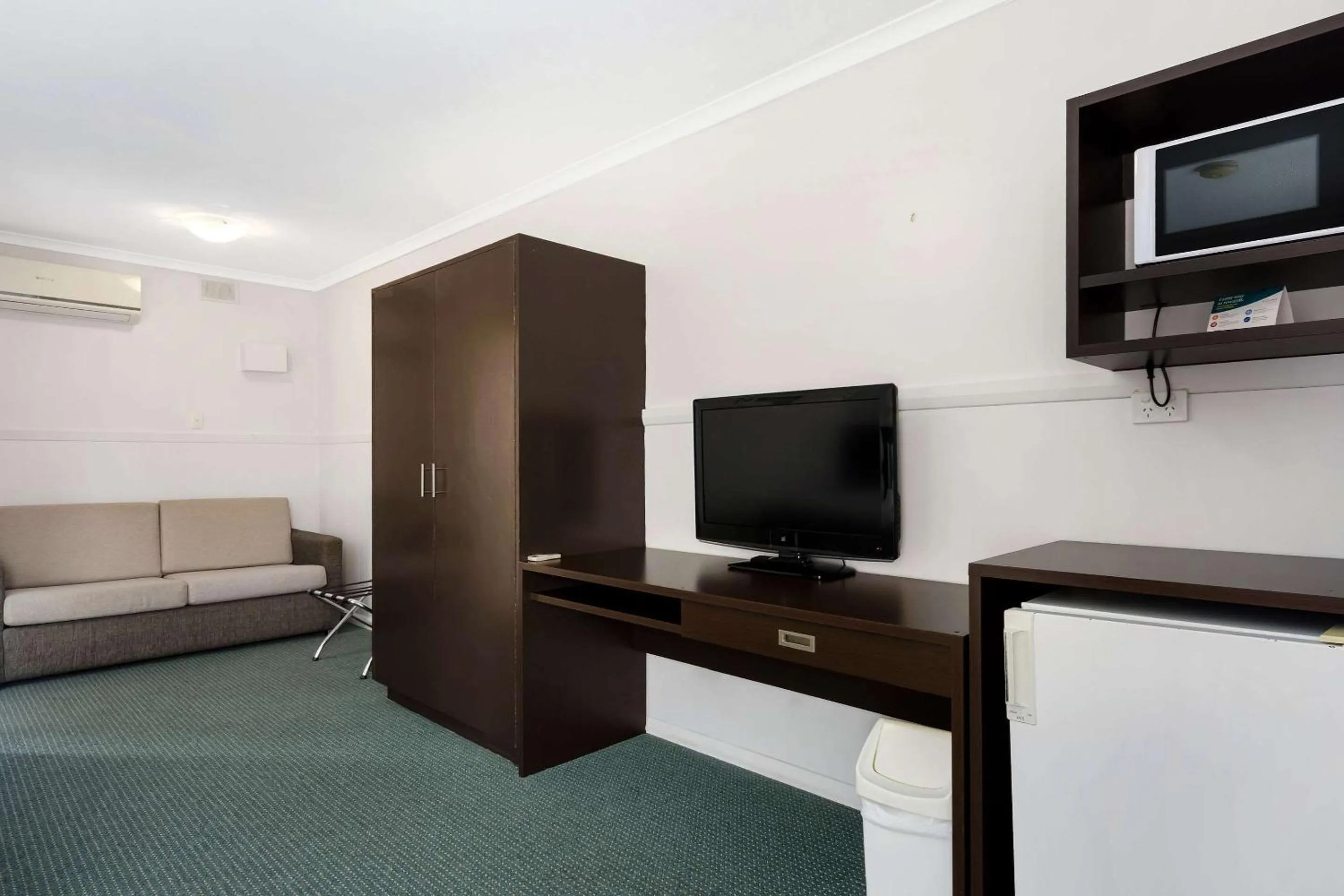 Photo of the whole room, TV/Entertainment Center in Comfort Inn Victor Harbor