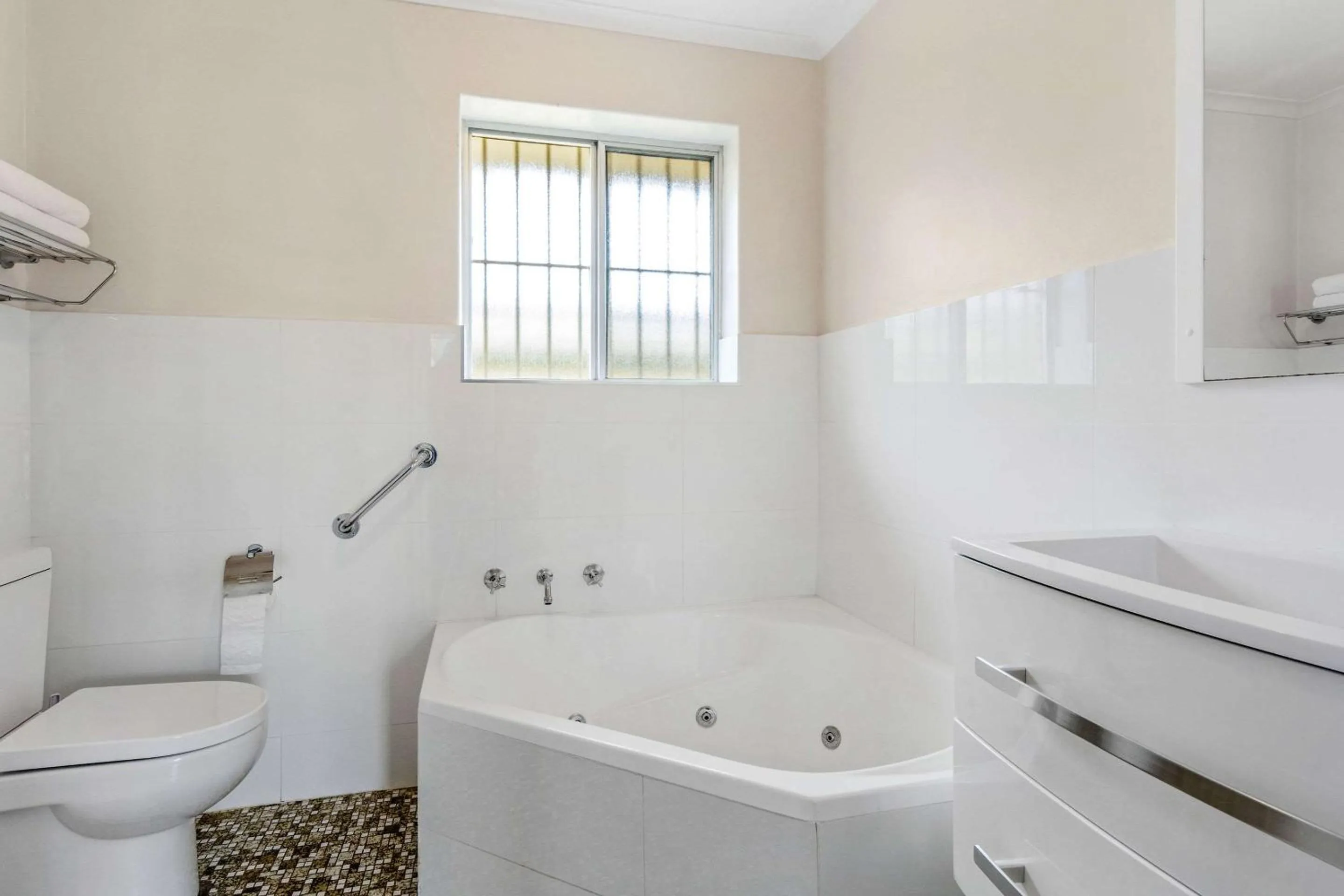 Photo of the whole room, Bathroom in Comfort Inn Victor Harbor