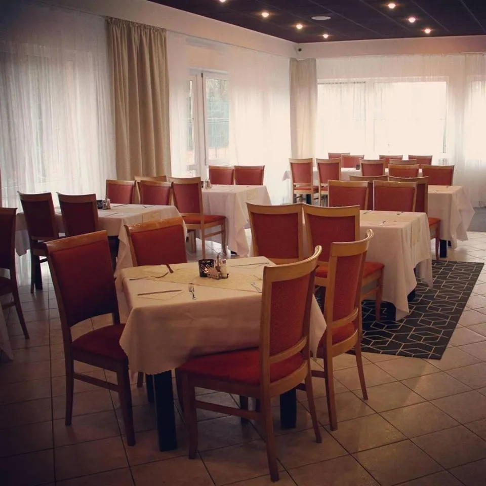 Restaurant/Places to Eat in InterSport Hotel