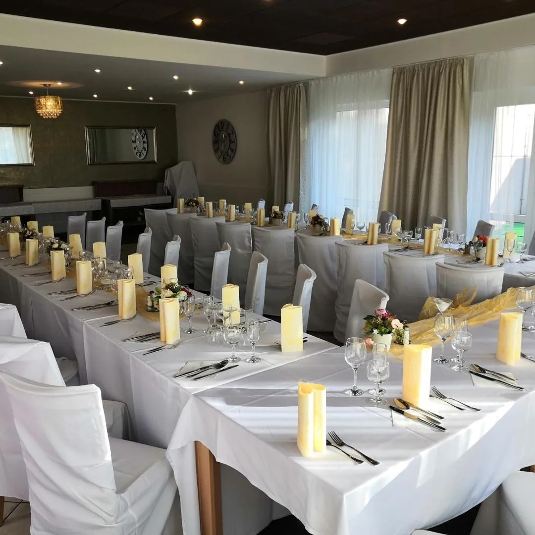 Restaurant/Places to Eat in InterSport Hotel