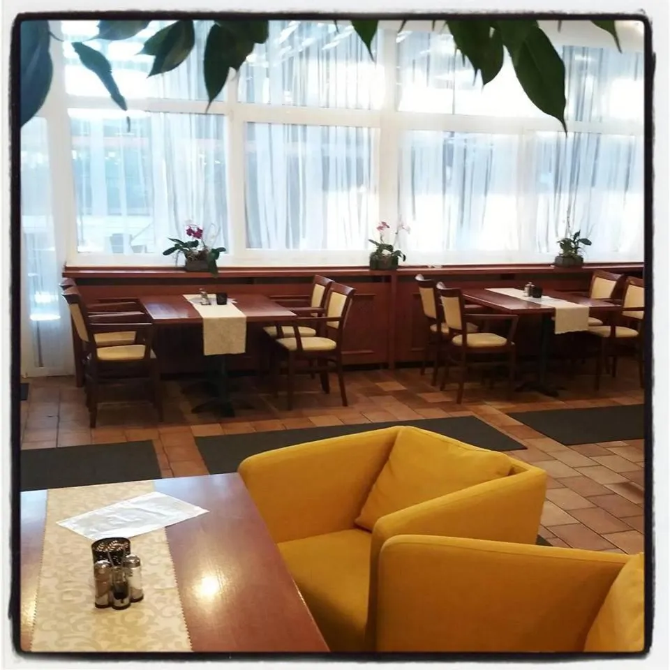 Restaurant/Places to Eat in InterSport Hotel