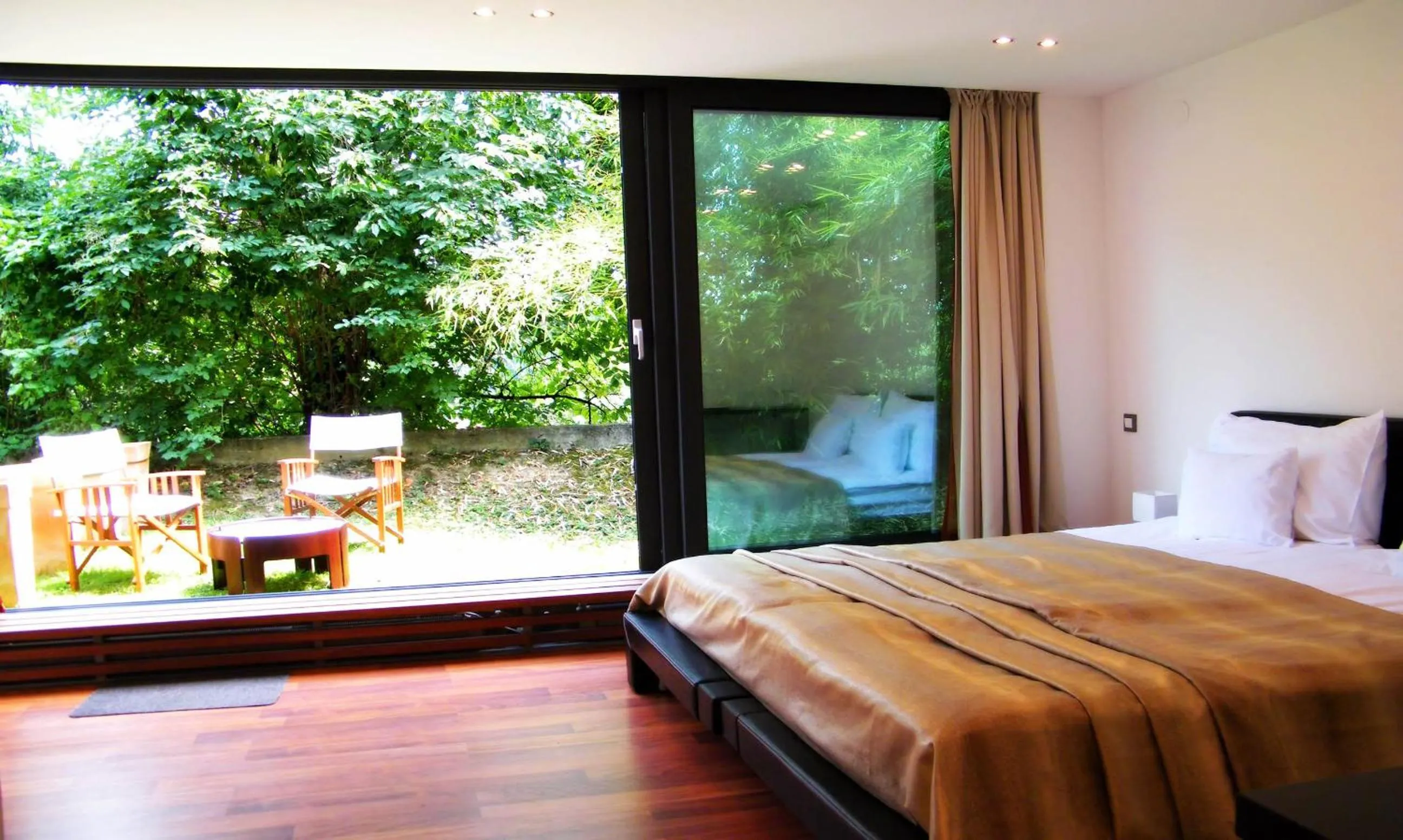 Photo of the whole room in Hotel President