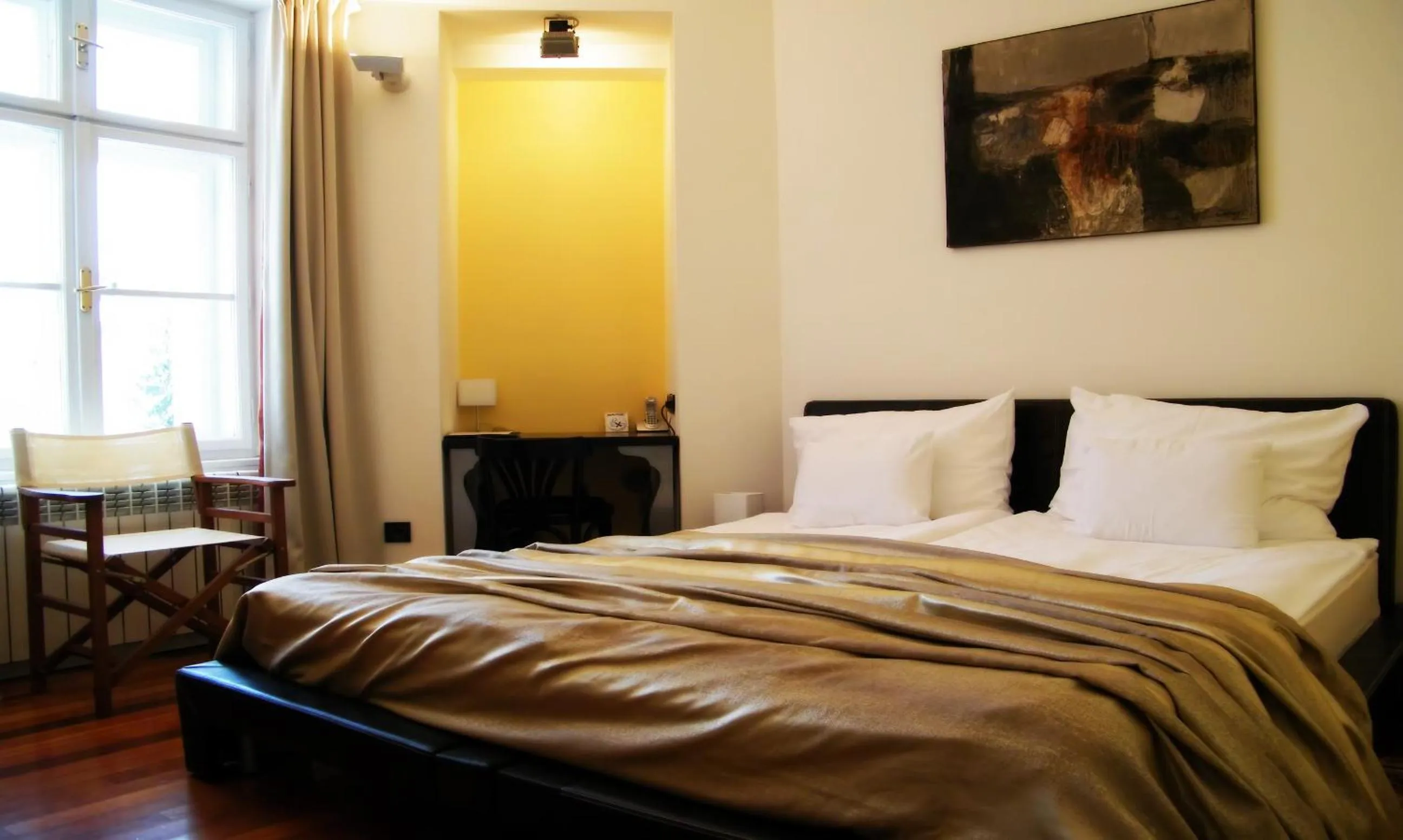 Photo of the whole room in Hotel President