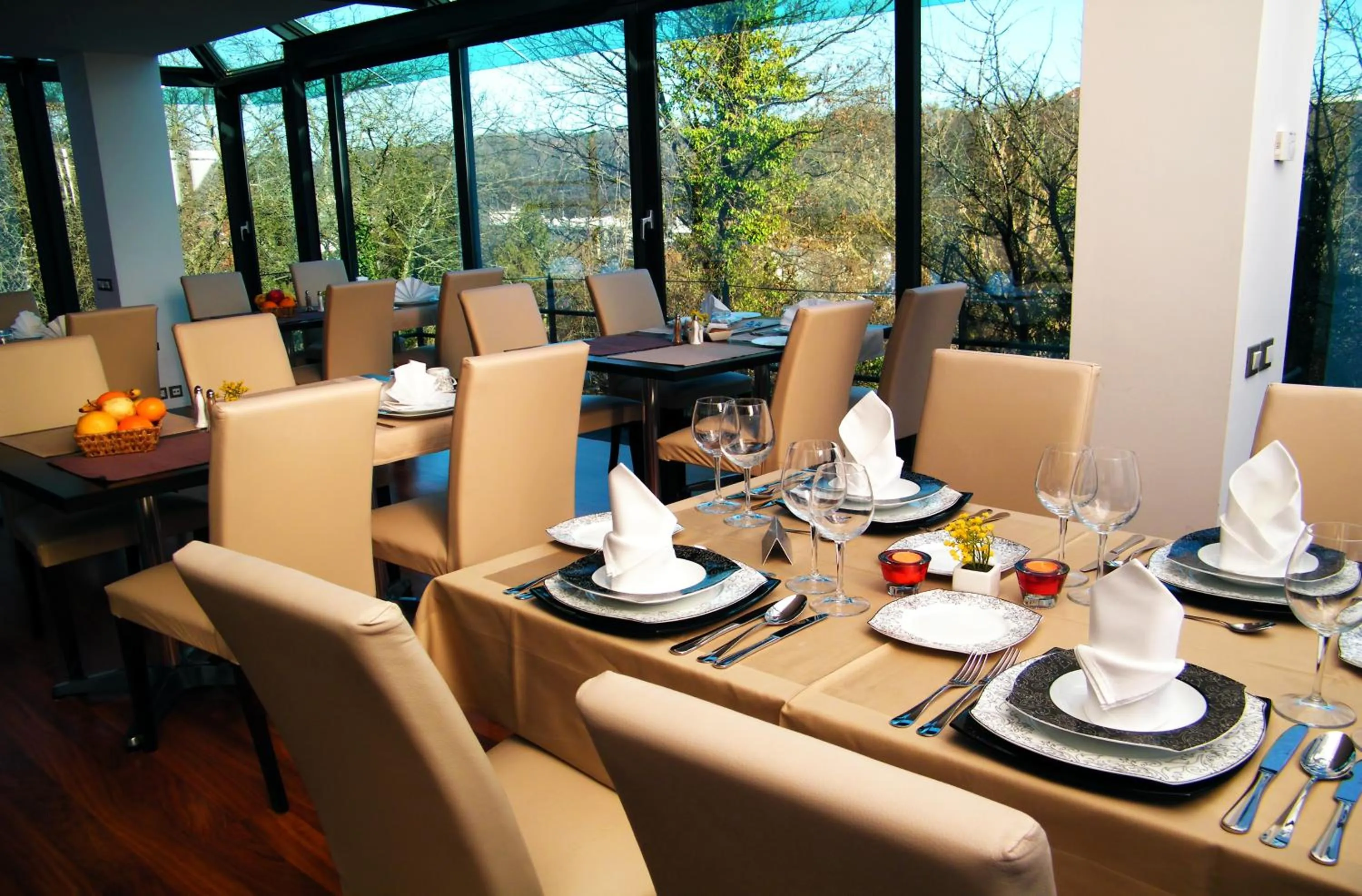 Restaurant/places to eat in Hotel President