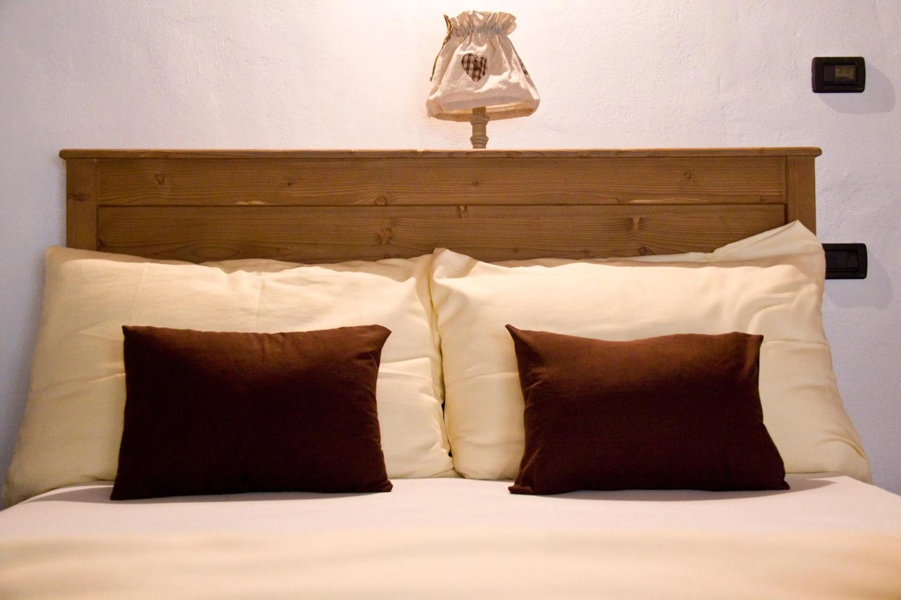 Decorative detail, Bed in Contrada Beltramelli