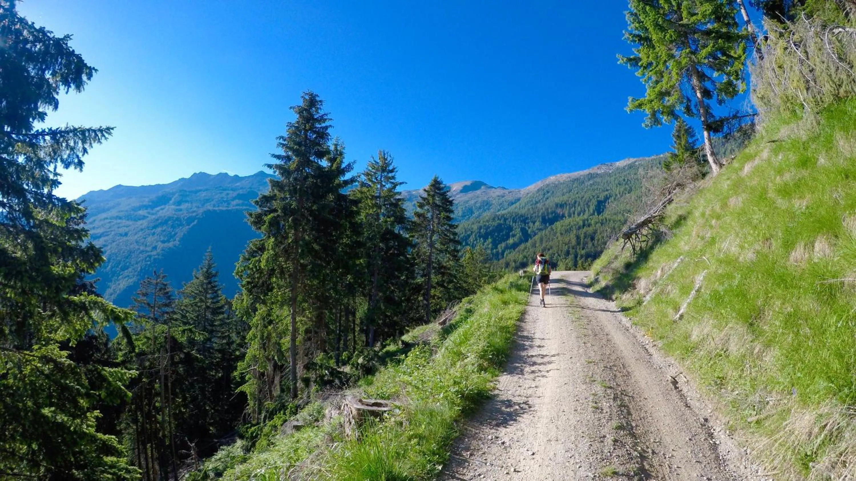 Hiking in Residence Karpoforus