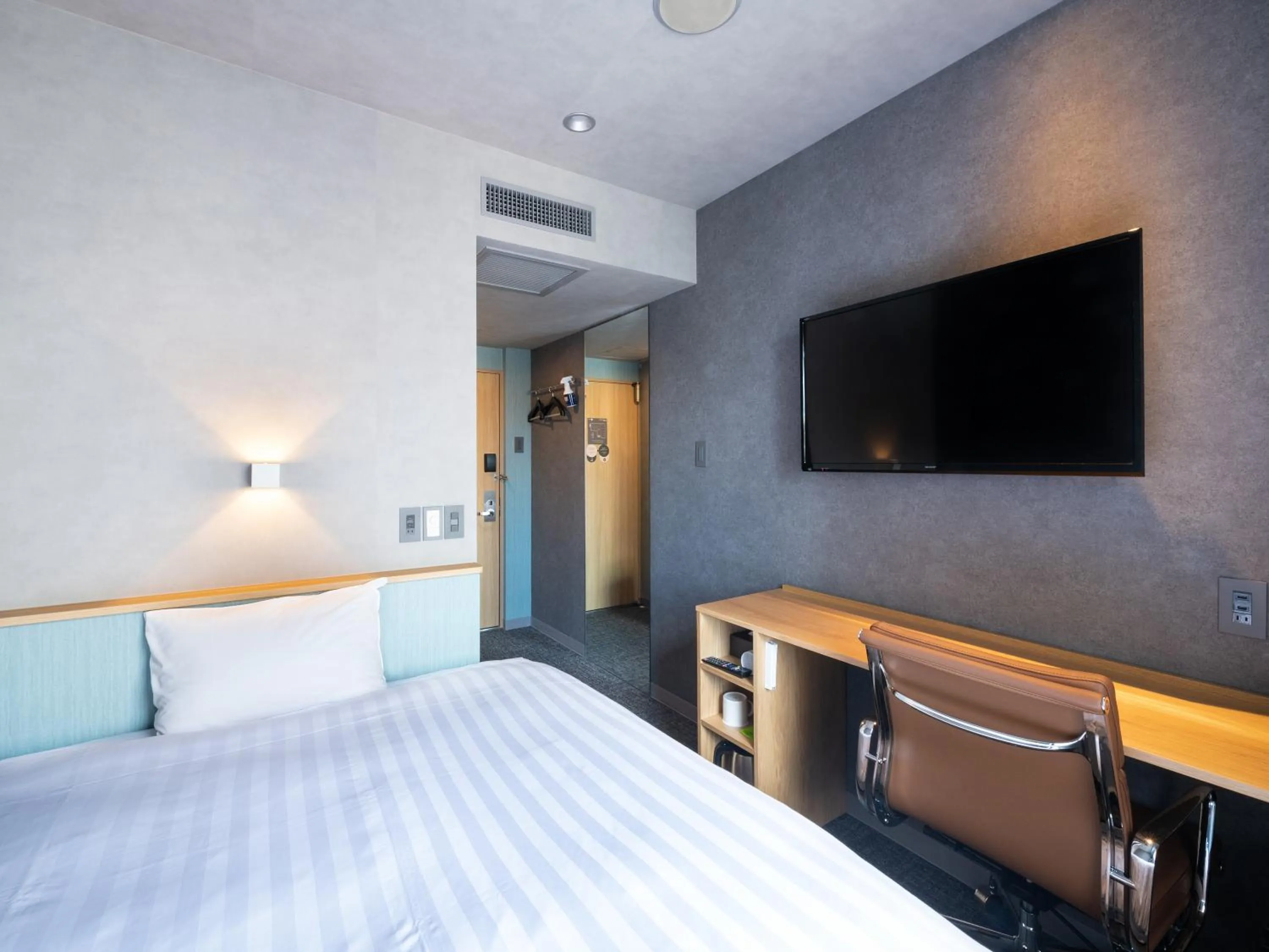 Photo of the whole room, Bed in EN HOTEL Hamamatsu