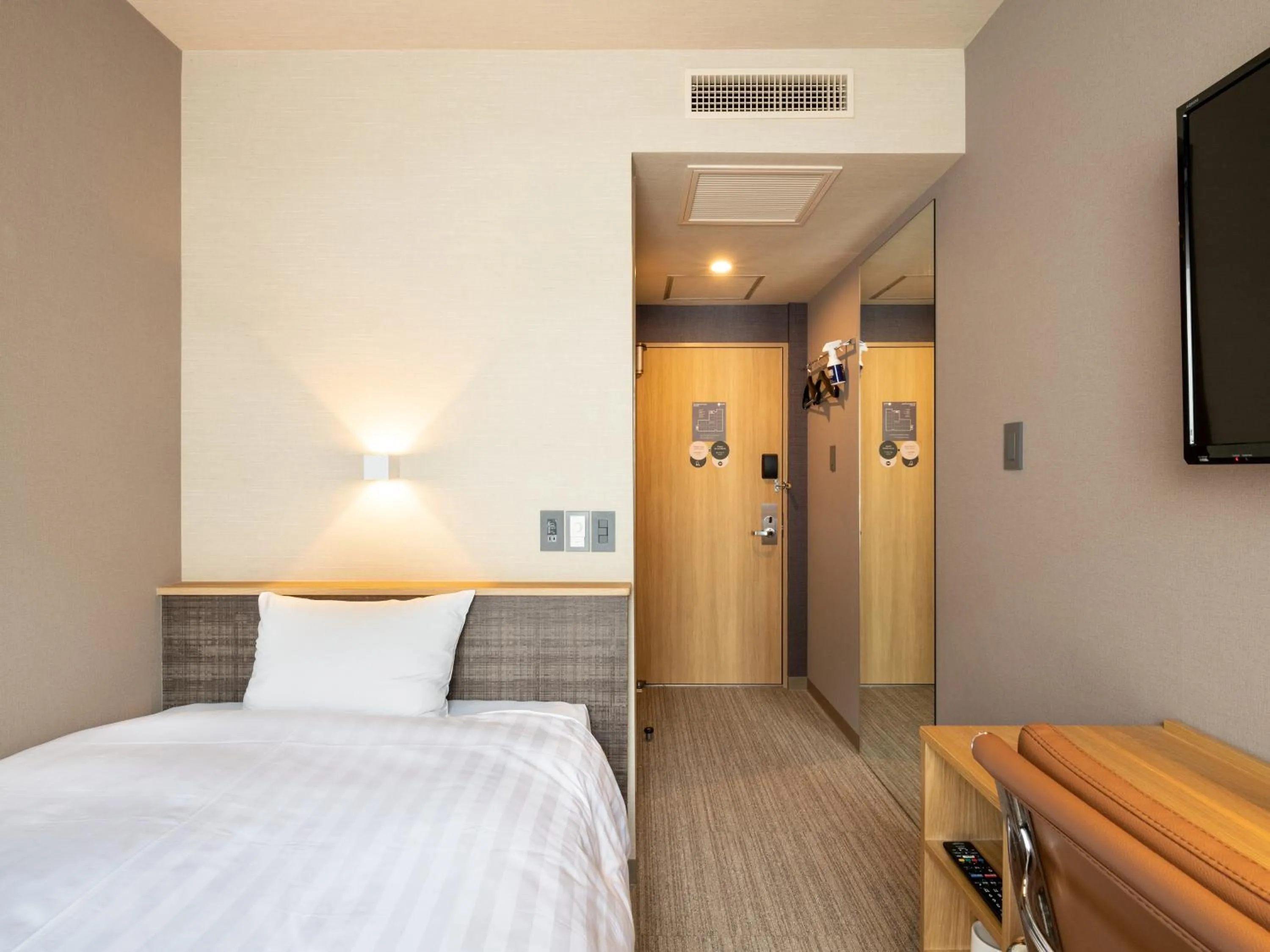 Photo of the whole room, Bed in EN HOTEL Hamamatsu