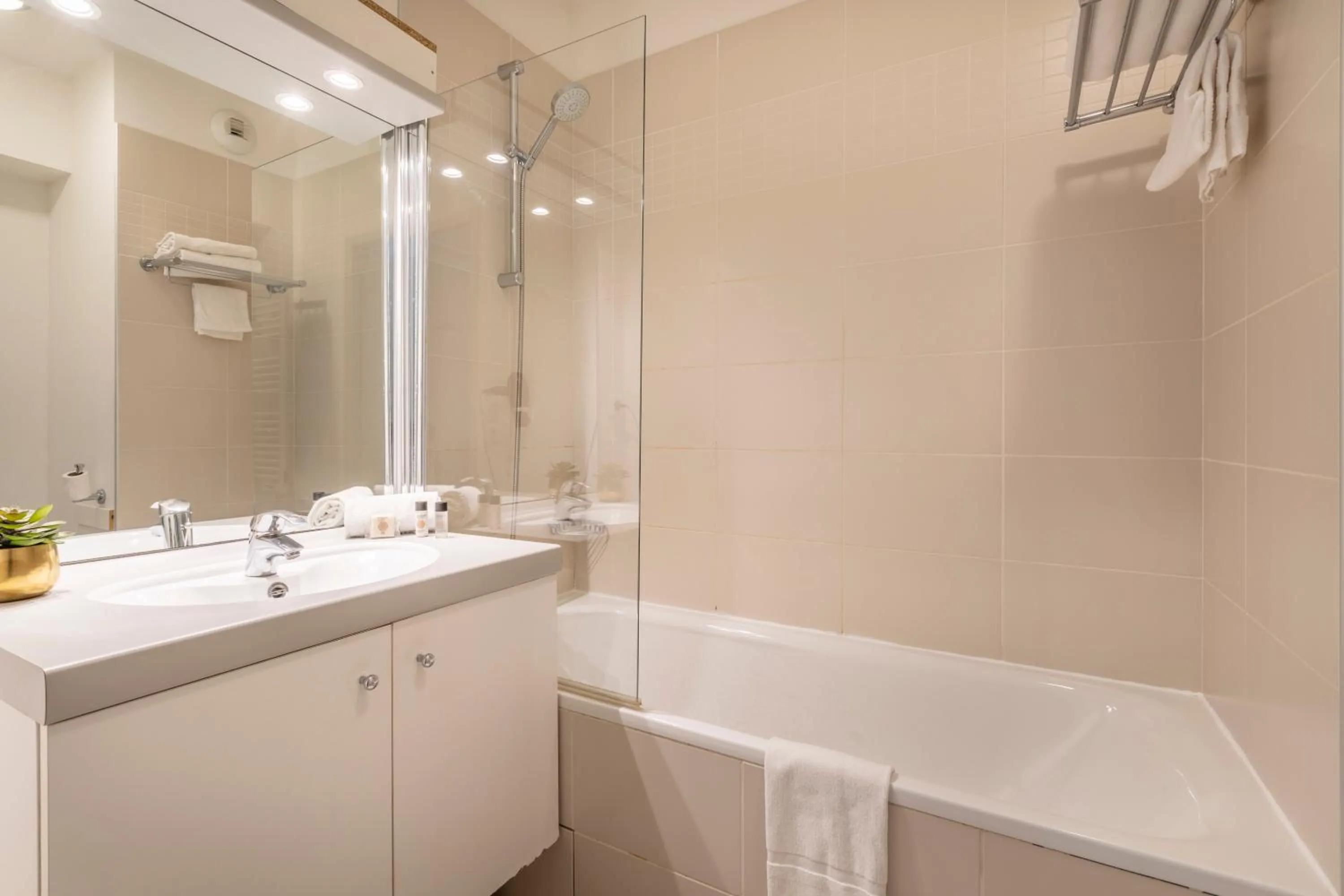 Bathroom in Zenitude Hôtel Résidences Marseille Saint-Charles