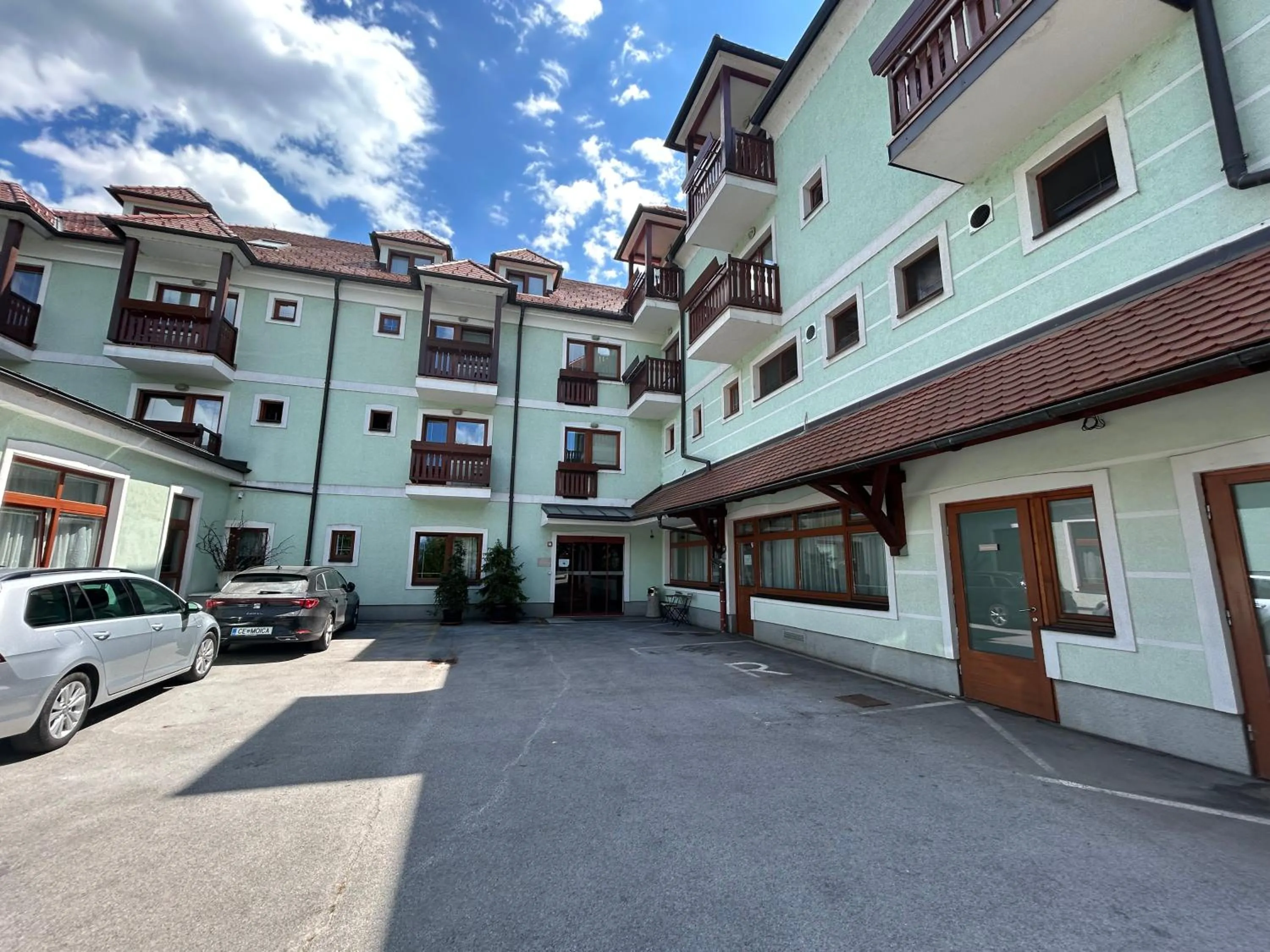 Property building in Rooms Reaktiv