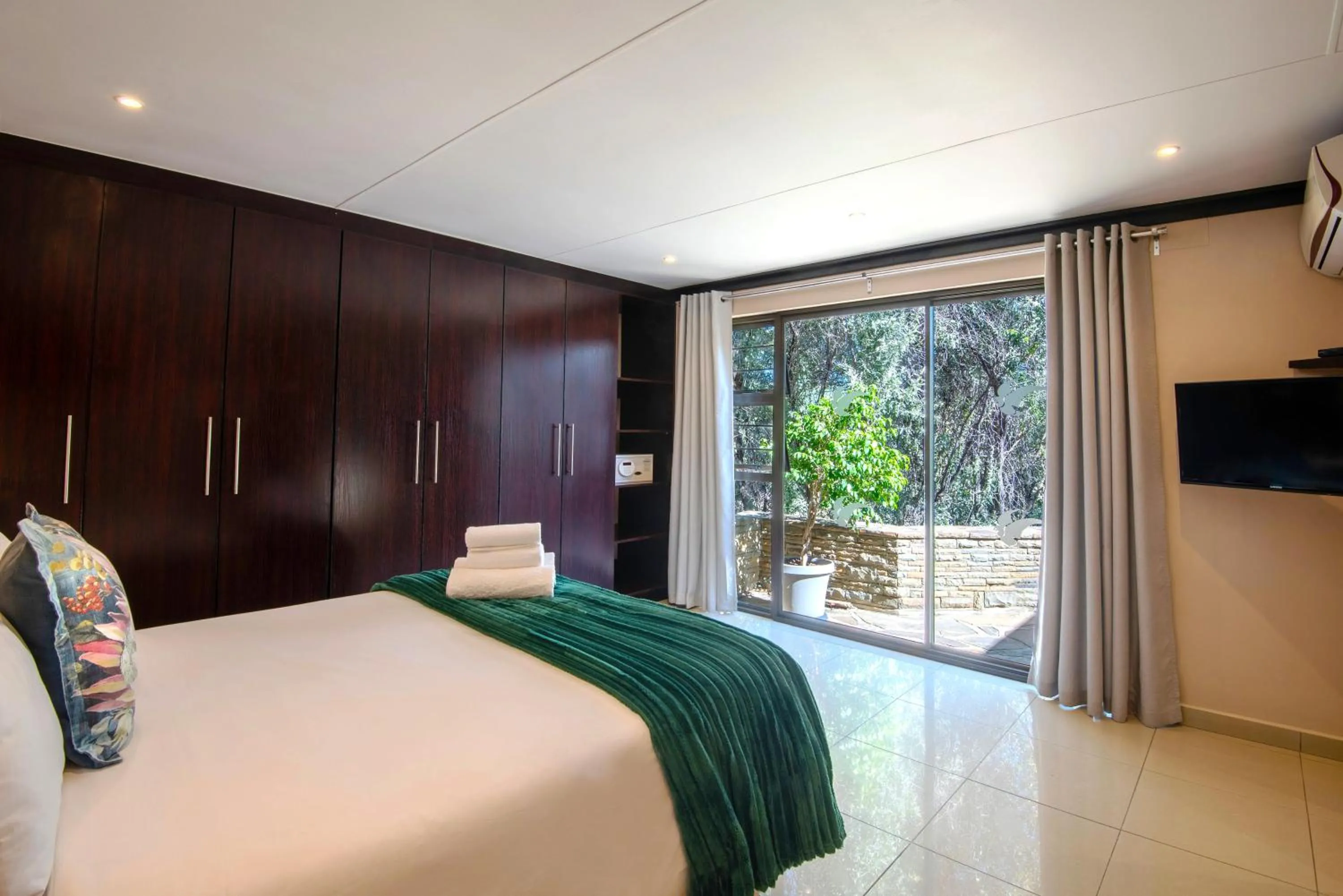 Bed in Arebbusch Travel Lodge