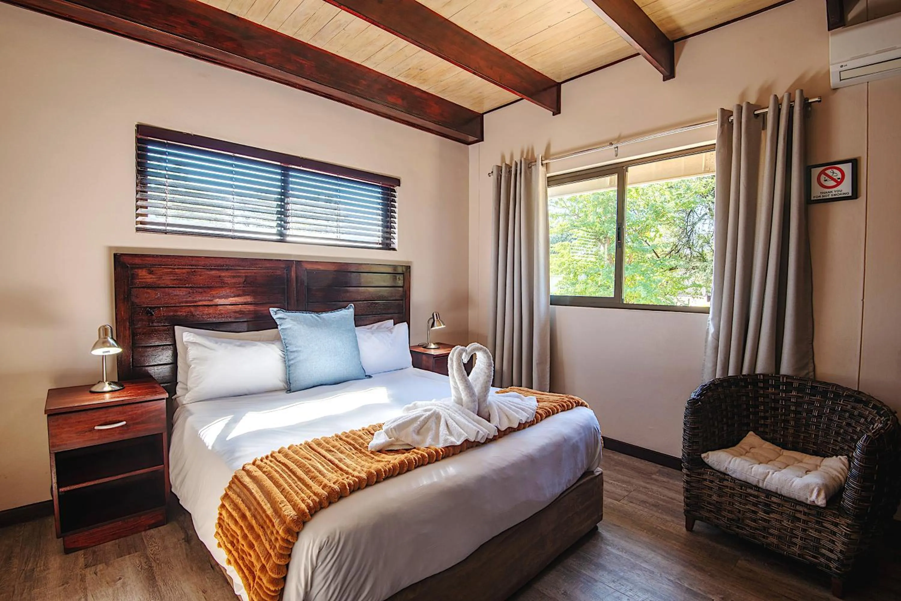 Bed in Arebbusch Travel Lodge